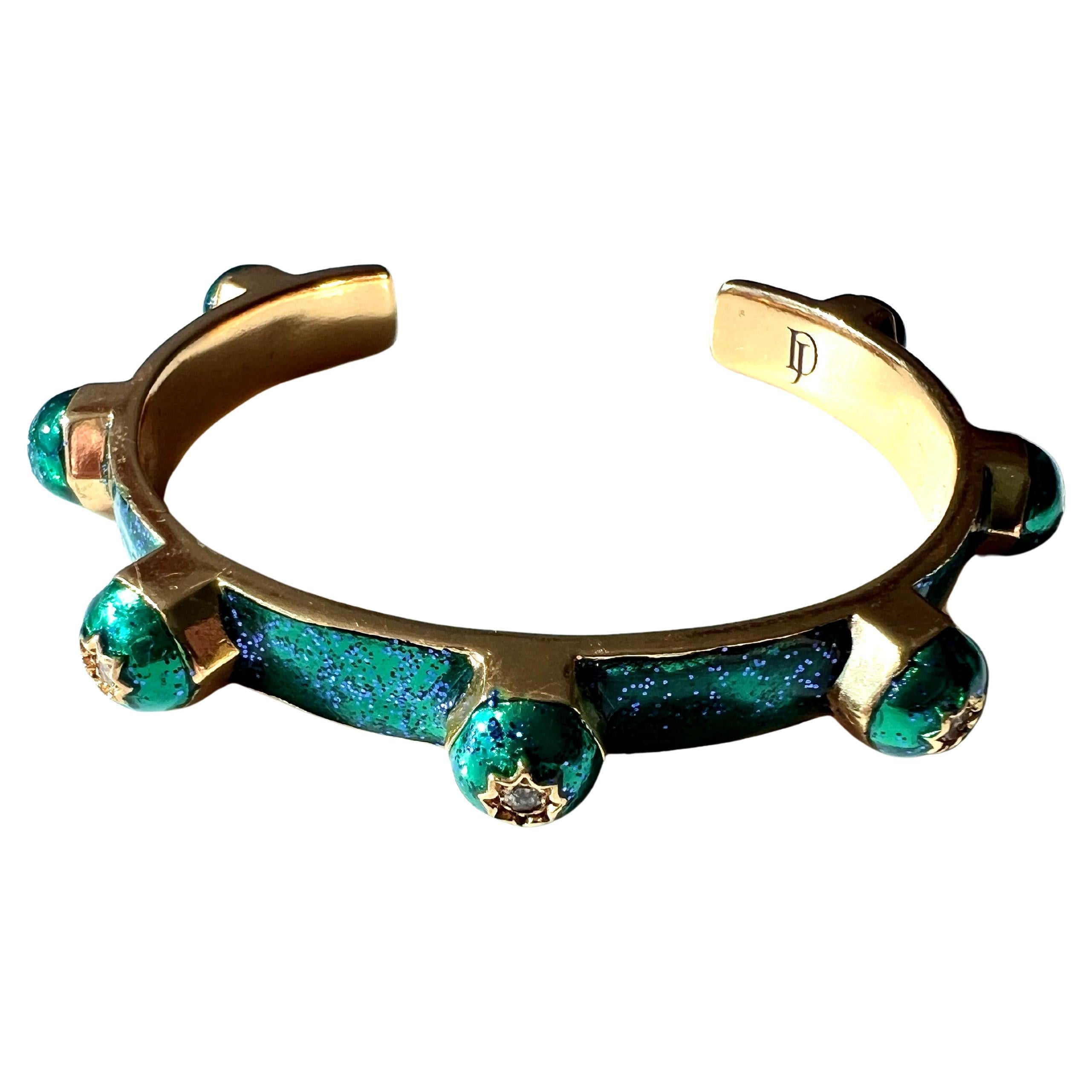 Grünes Manschettenarmband mit weißen Diamanten und Ohrsteckern, Emaille im viktorianischen Stil im Zustand „Neu“ im Angebot in Los Angeles, CA
