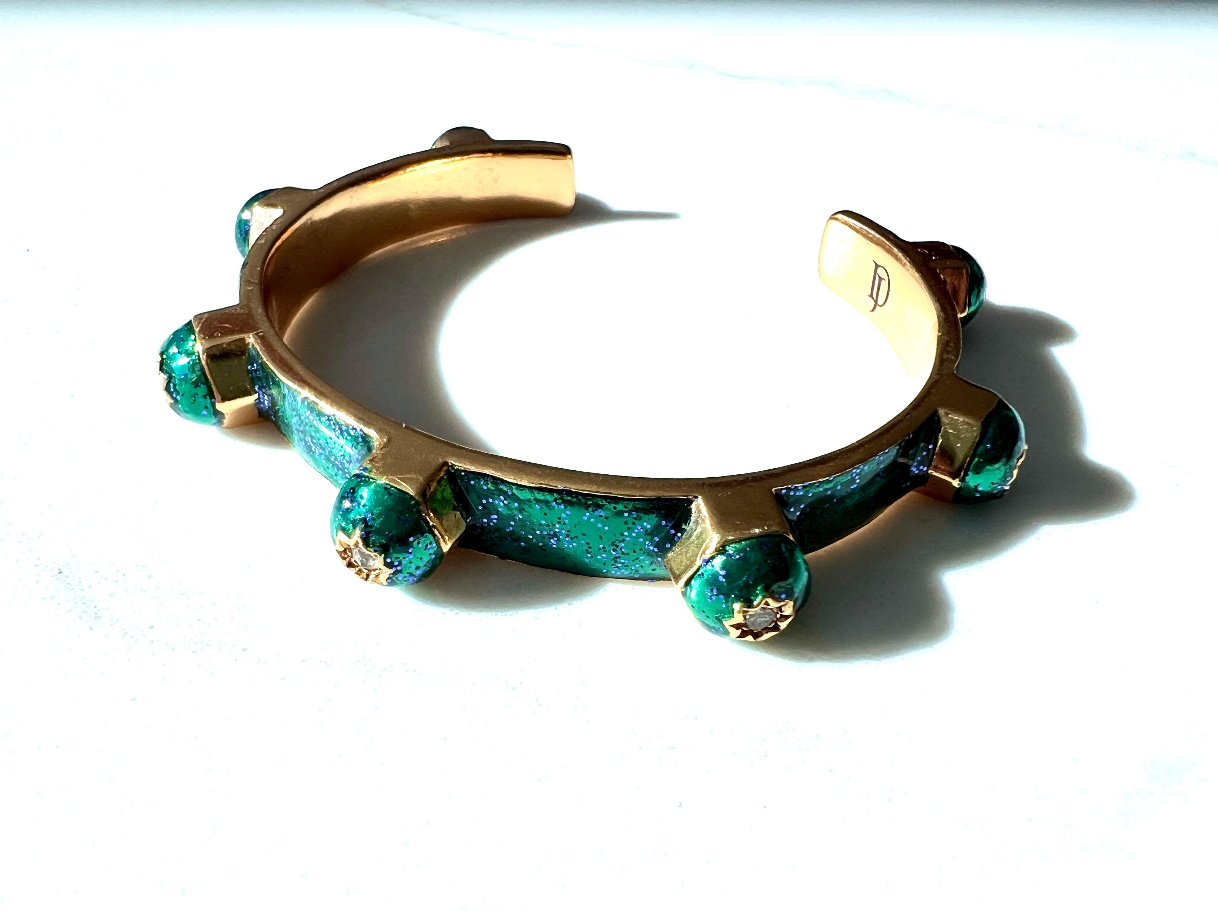 Grünes Manschettenarmband mit weißen Diamanten und Ohrsteckern, Emaille im viktorianischen Stil im Angebot 1