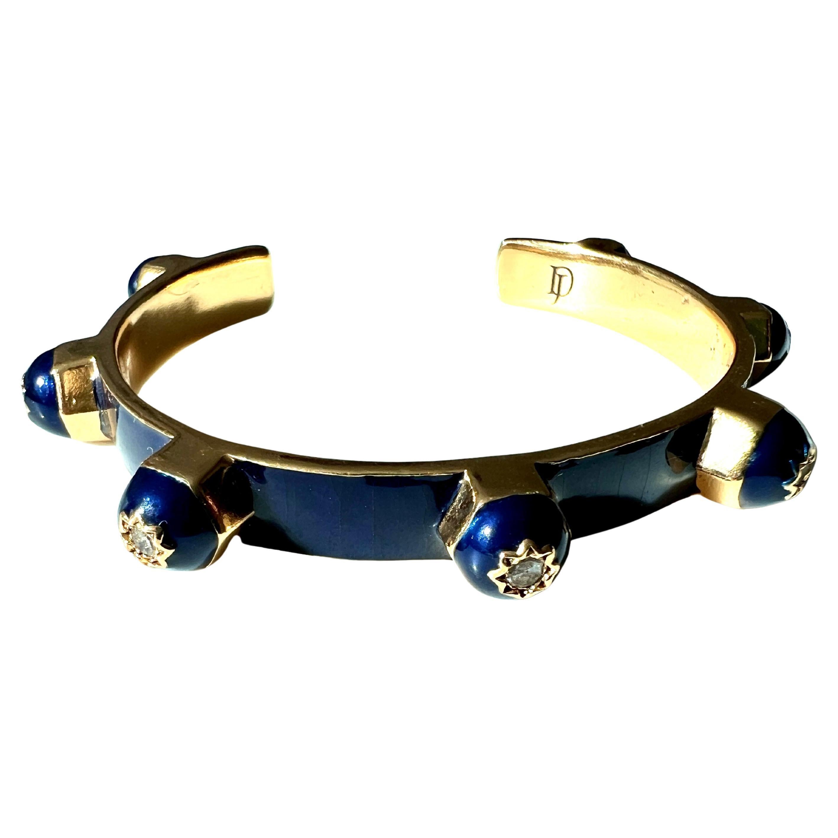 Brazalete de esmalte azul real con diamantes blancos y motivo de estrella