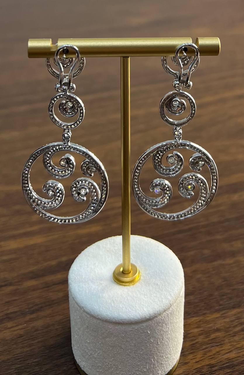 Orecchini a goccia in oro bianco 18 carati con diamanti bianchi e onde a spirale con castone Pave in vendita 4