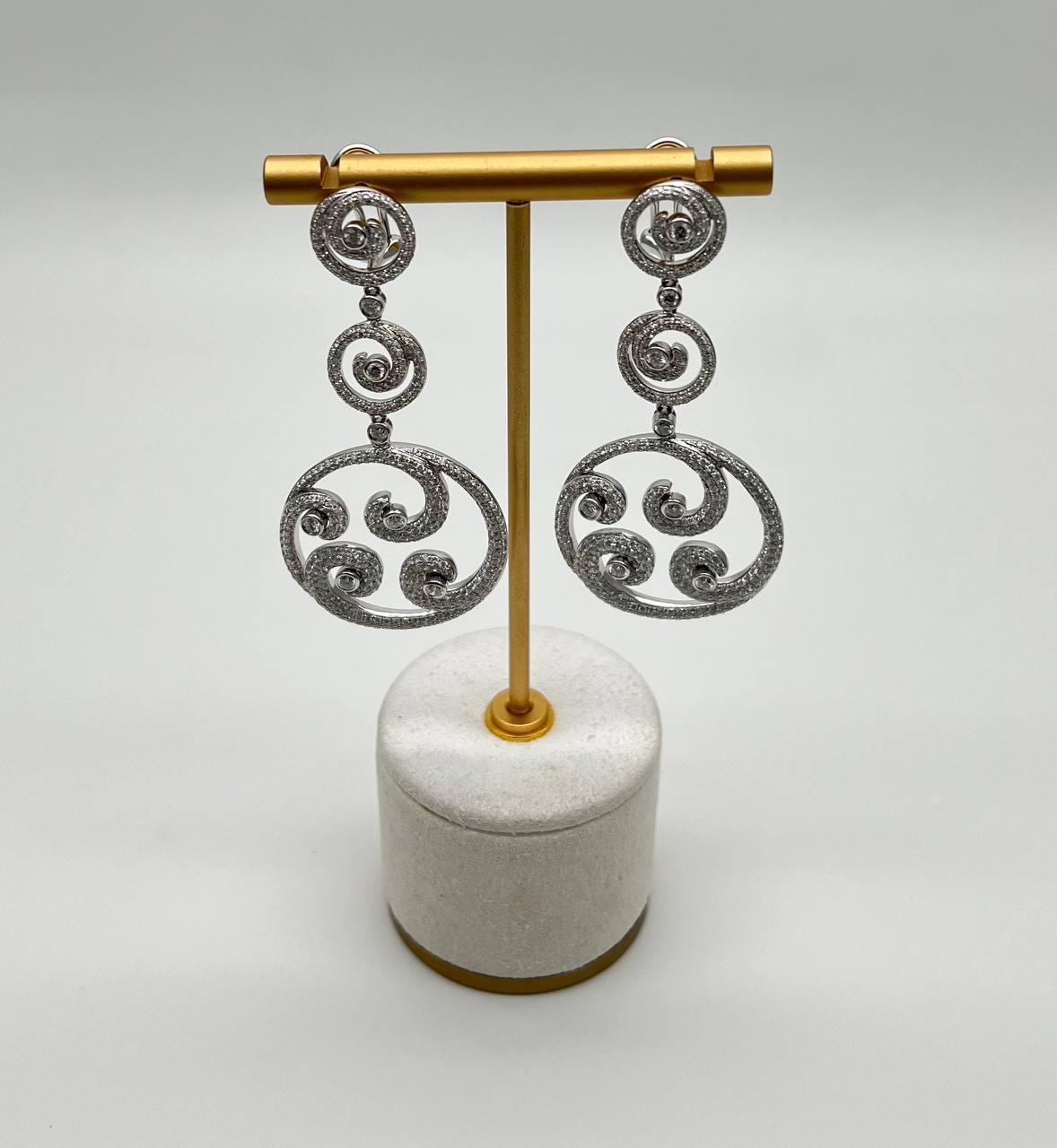Con 8,0 carati di diamanti bianchi a taglio brillante, questi orecchini sono una testimonianza di moderna eleganza.
L'intricato design a spirale crea un flusso visivo accattivante, rendendoli perfetti per qualsiasi evento sofisticato. Realizzato in