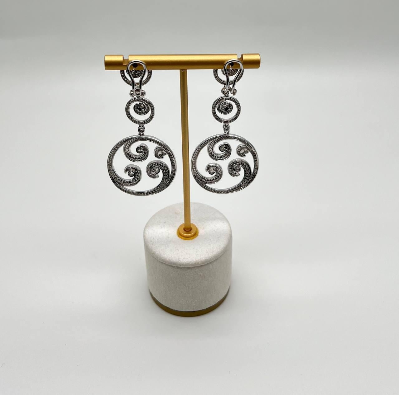 Moderno Orecchini a goccia in oro bianco 18 carati con diamanti bianchi e onde a spirale con castone Pave in vendita
