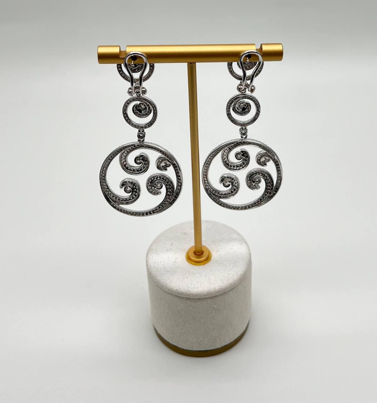 Taglio brillante Orecchini a goccia in oro bianco 18 carati con diamanti bianchi e onde a spirale con castone Pave in vendita