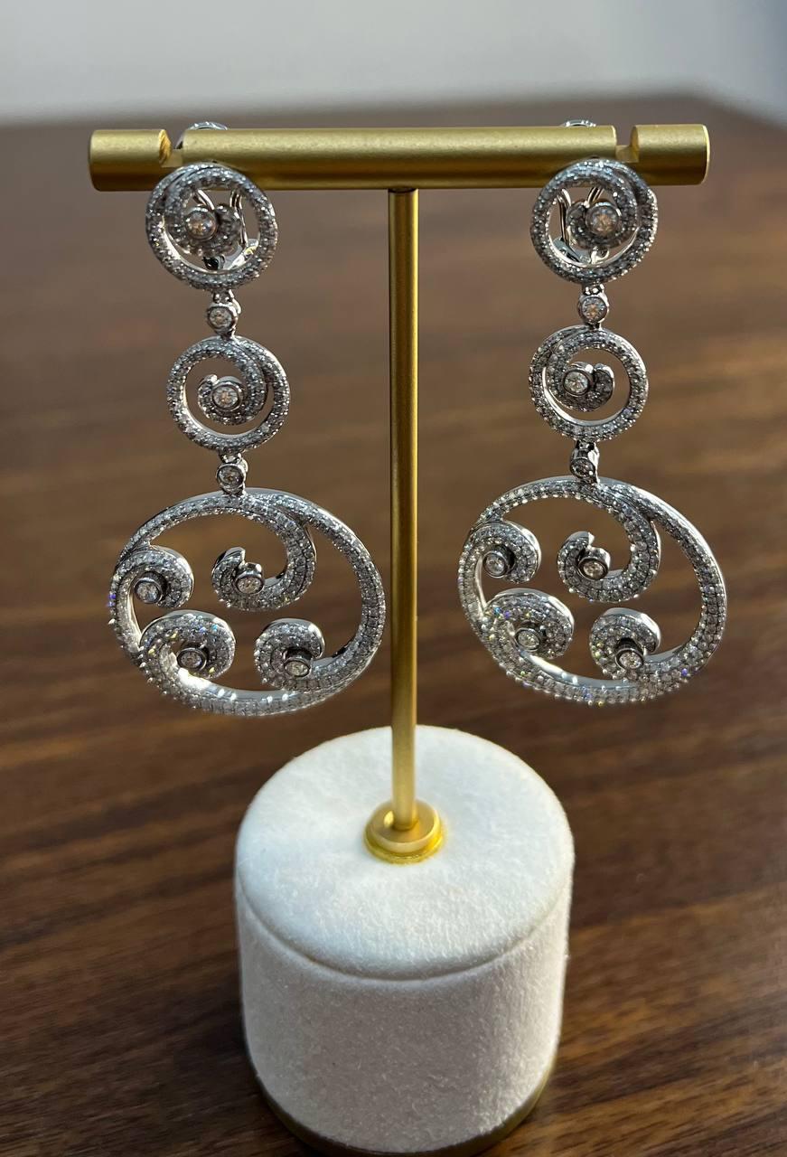 Donna Orecchini a goccia in oro bianco 18 carati con diamanti bianchi e onde a spirale con castone Pave in vendita