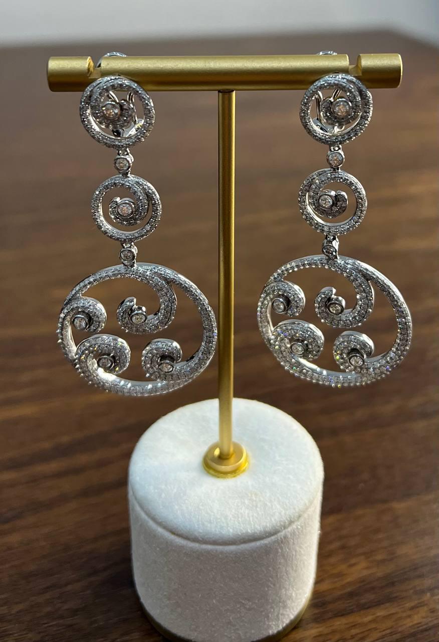Orecchini a goccia in oro bianco 18 carati con diamanti bianchi e onde a spirale con castone Pave in vendita 1