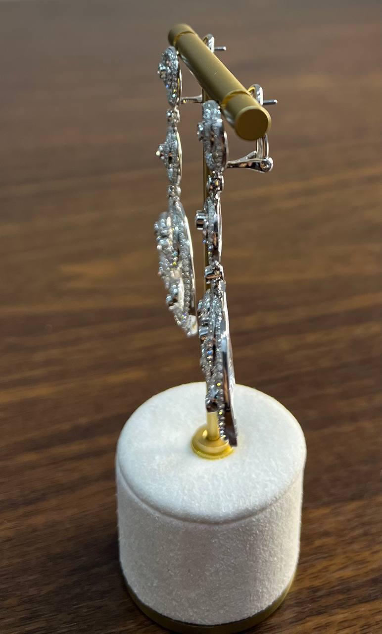 Orecchini a goccia in oro bianco 18 carati con diamanti bianchi e onde a spirale con castone Pave in vendita 2