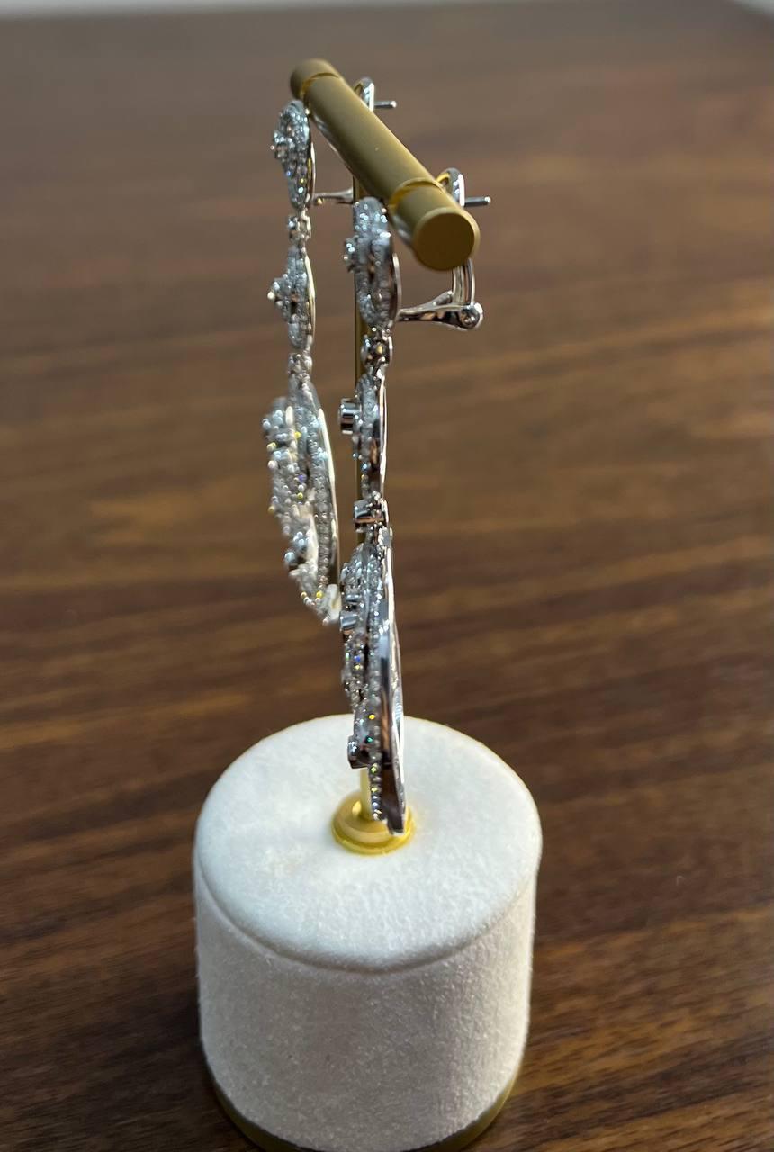 Orecchini a goccia in oro bianco 18 carati con diamanti bianchi e onde a spirale con castone Pave in vendita 3