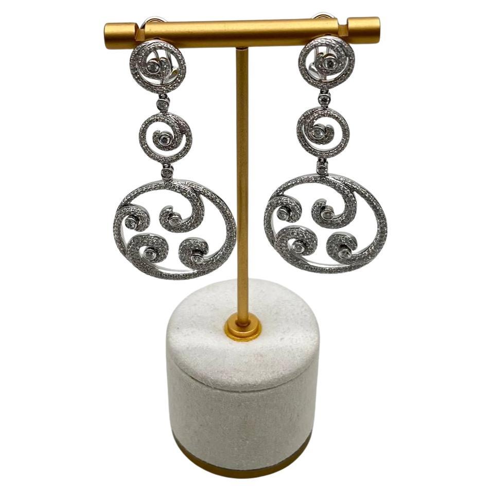 Pendientes de oro blanco de 18 quilates con diamantes blancos en forma de remolino y bisel Pave