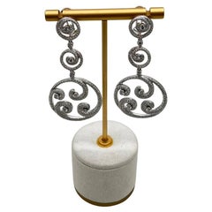 Pendientes de oro blanco de 18 quilates con diamantes blancos en forma de remolino y bisel Pave