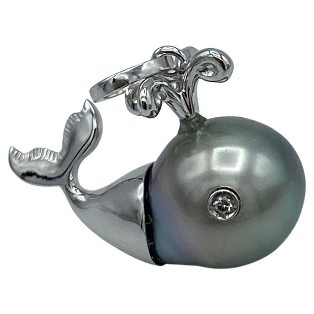 White Diamond Tahiti Pearl 18Kt Gold Whale Pendant/Necklace Made in Italy
A beautifully hand crafted pendant in white gold in the form of a whale whit two diamond for the eyes, in total 0.02 ct.
The Tahiti pearl is oval, about 13x10 mm.
The chain is