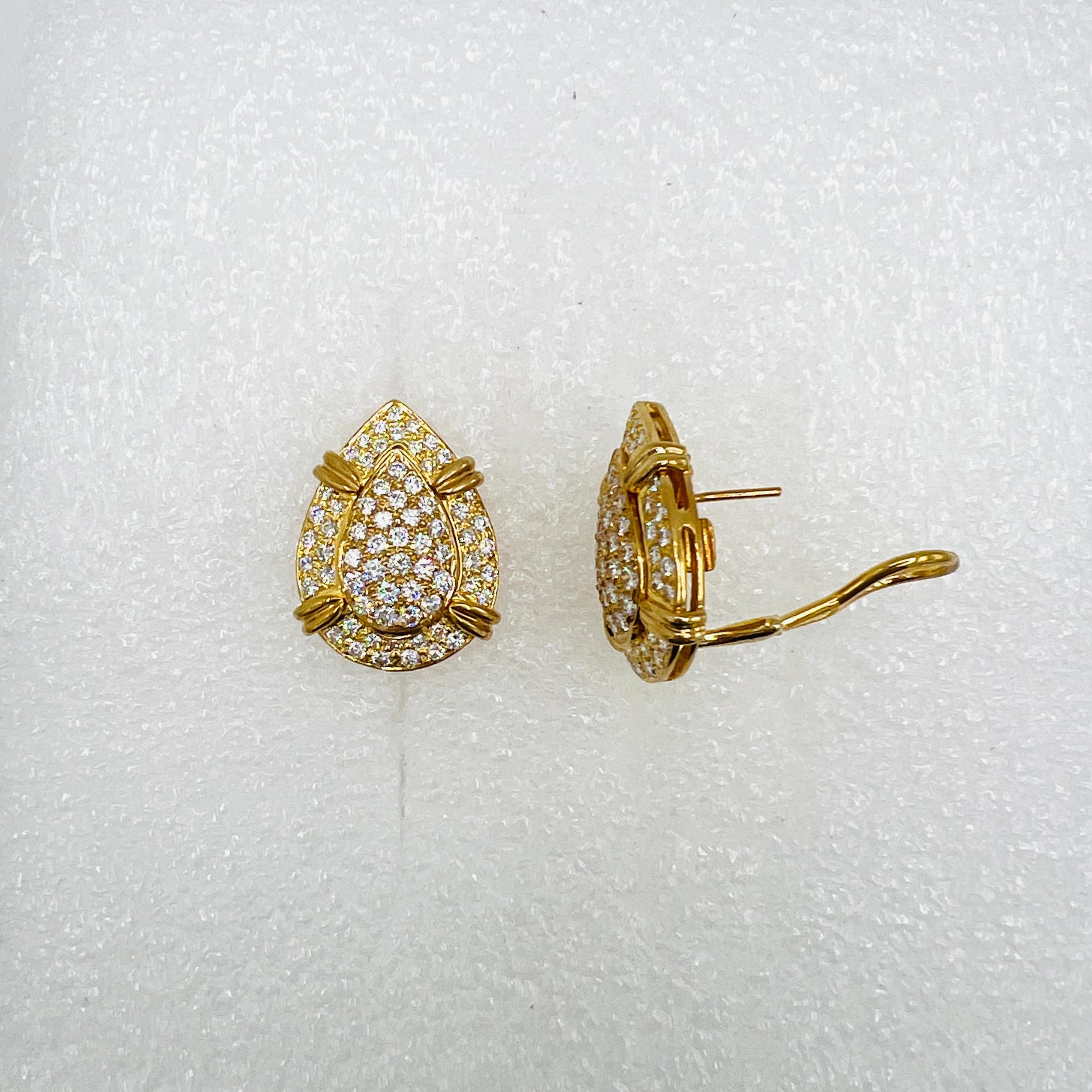 White Diamond Tear Drop Shape Removable Earrings in 18K Yellow Gold In New Condition For Sale In Los Angeles, CA