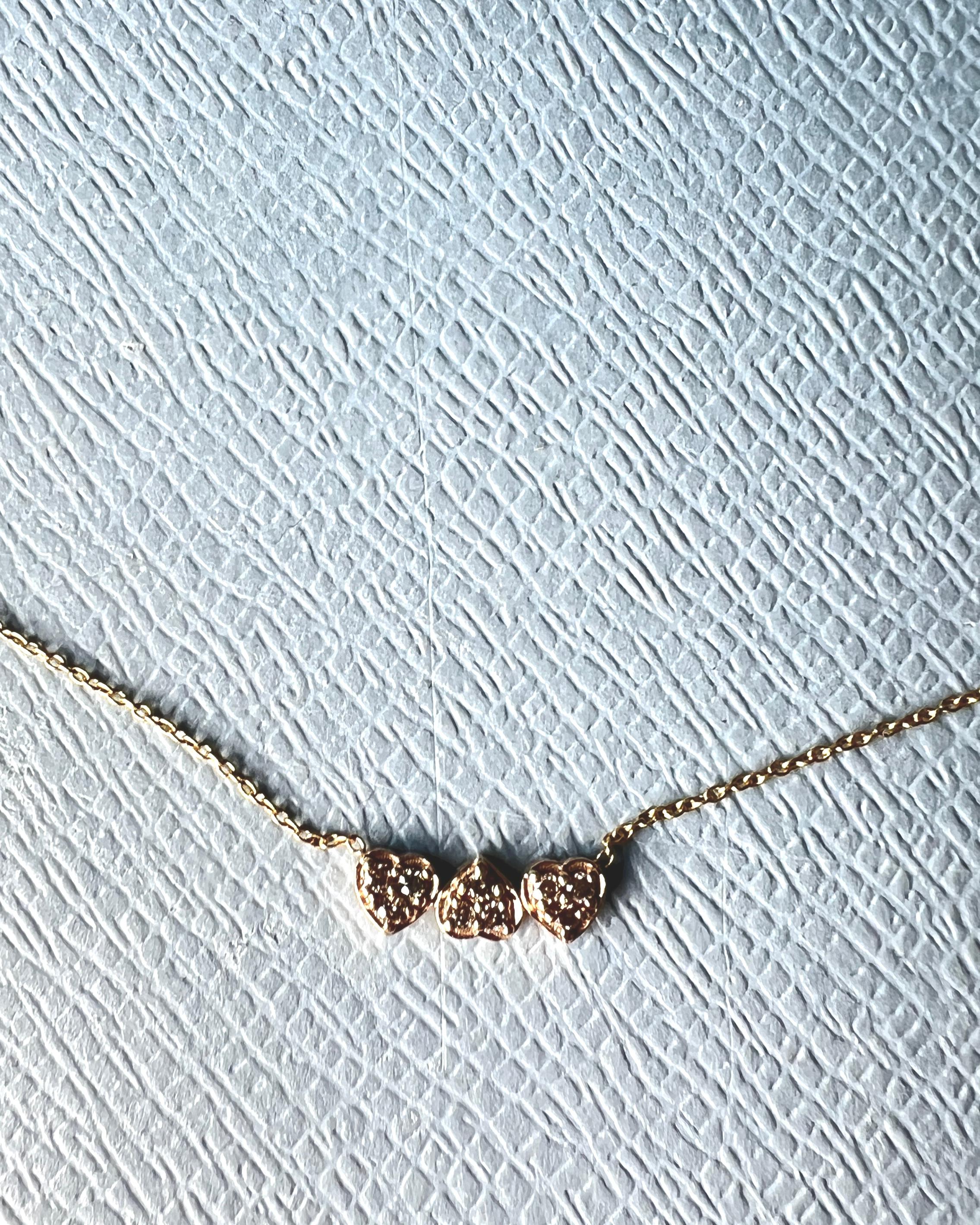 Collier ras du cou en or 14k avec chaîne à trois cœurs et diamants blancs Neuf - En vente à Los Angeles, CA