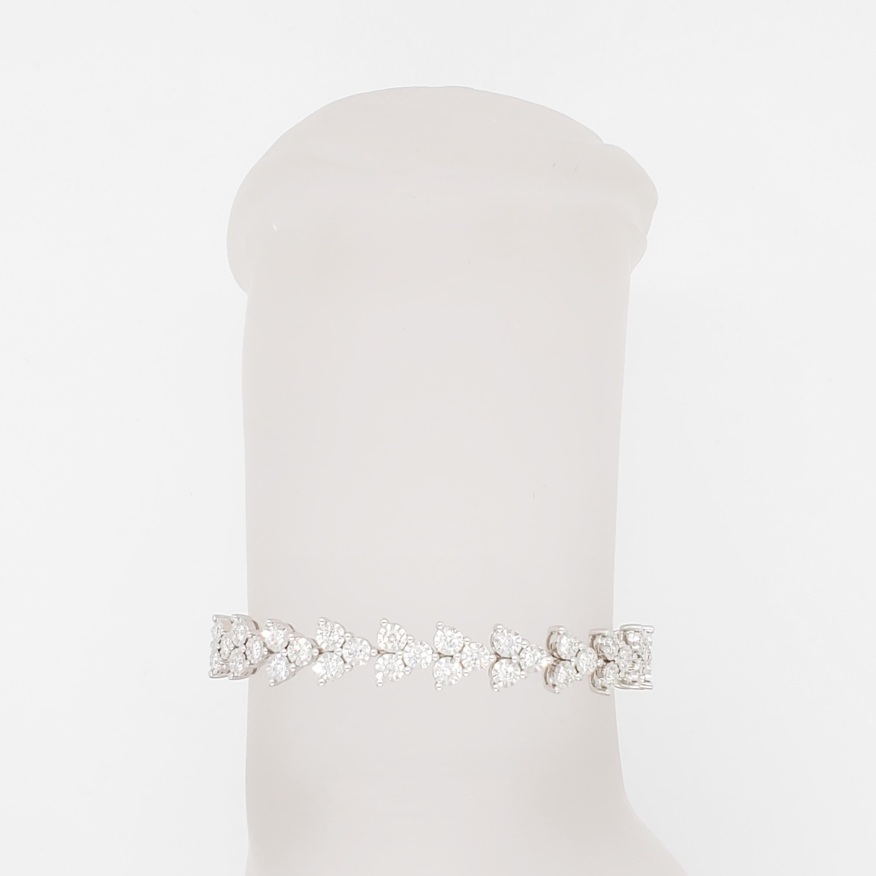 White Diamond Triangle Design Bracelet in 14k White Gold In New Condition For Sale In Los Angeles, CA