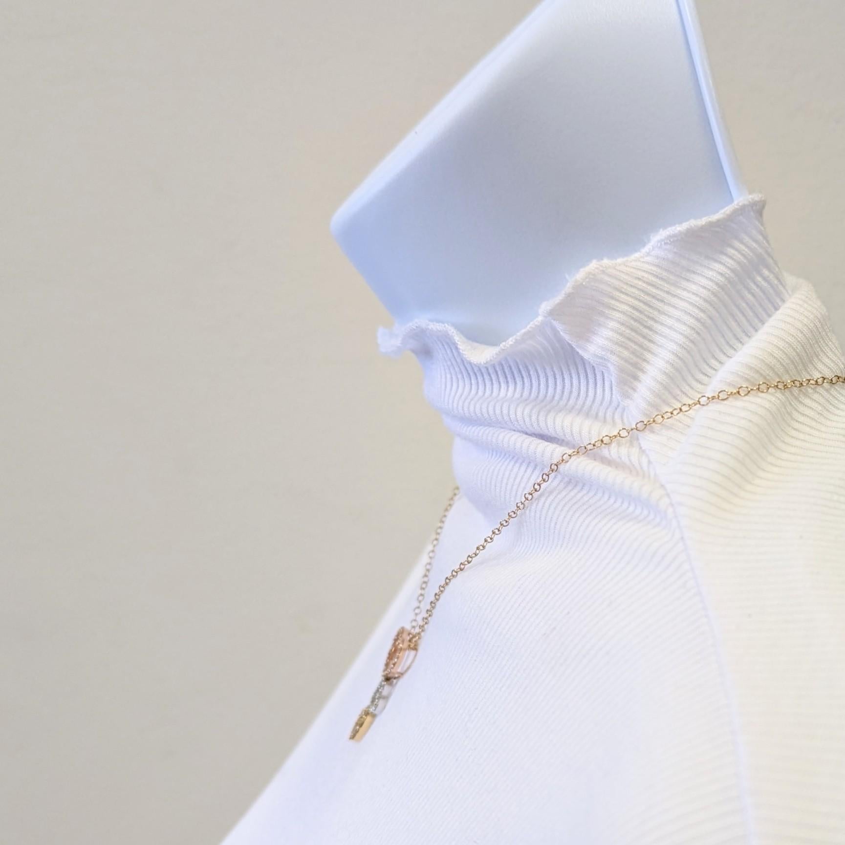 Weißer Diamant Dreifach-Herz-Anhänger Halskette in 14K Dreifarbiges Gold (Rundschliff) im Angebot