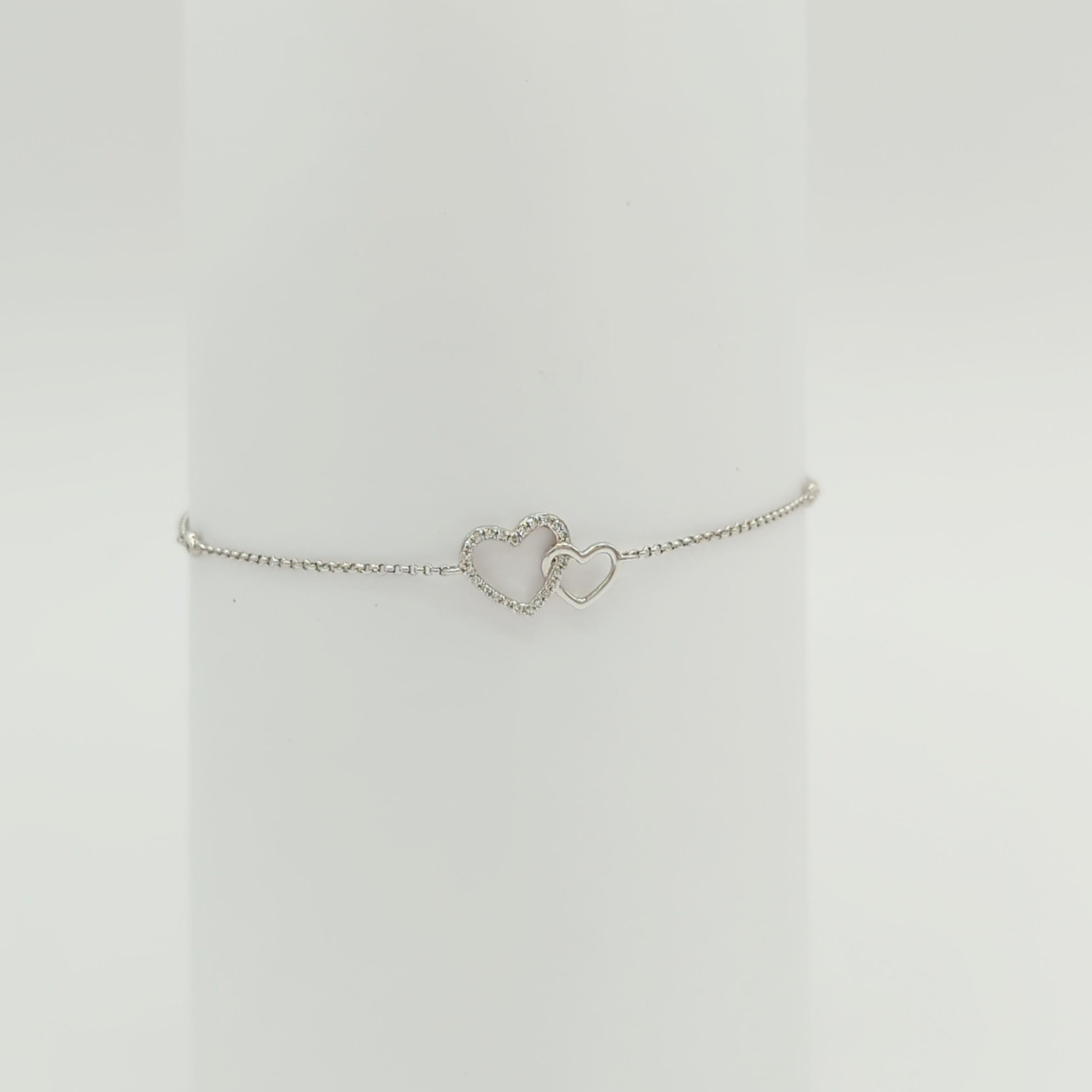 Bracelet deux cœurs en or blanc 18 carats avec diamants blancs Neuf - En vente à Los Angeles, CA