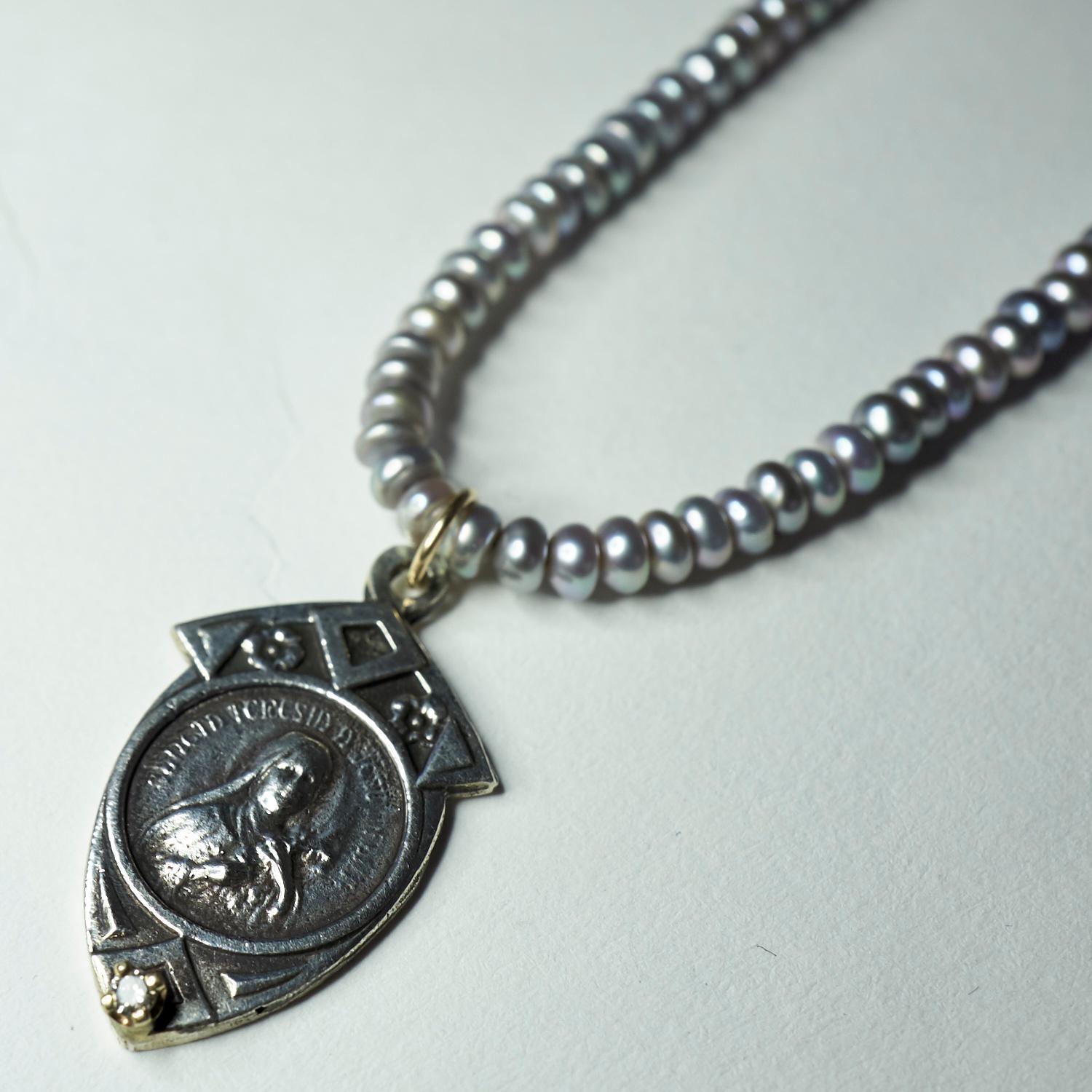 Halskette mit Anhänger, weißer weißer Diamant, Perle, Jungfrau Maria, Mutter Maria Medaille J Dauphin (Romantik) im Angebot