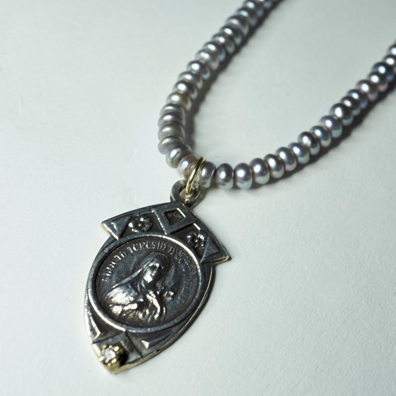 Halskette mit Anhänger, weißer weißer Diamant, Perle, Jungfrau Maria, Mutter Maria Medaille J Dauphin (Brillantschliff) im Angebot