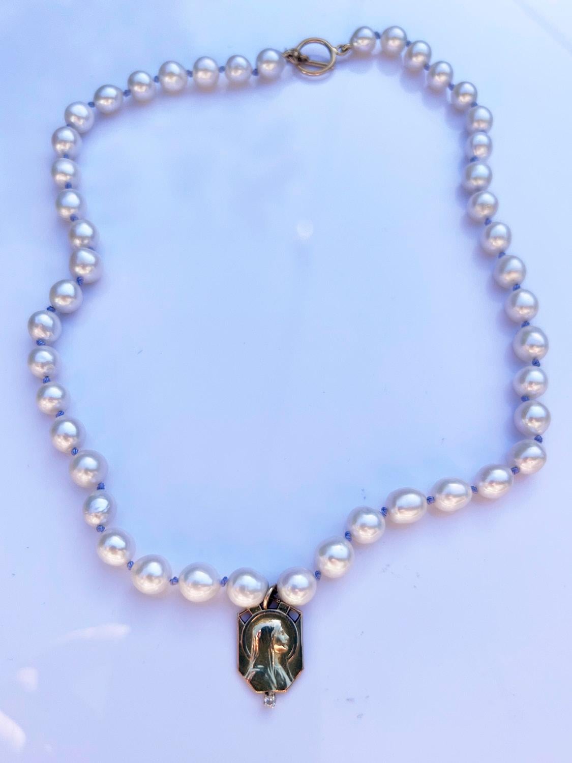 Weißer Diamant Jungfrau Maria Medaille Perlenkette Choker Flieder Seide J Dauphin im Zustand „Neu“ im Angebot in Los Angeles, CA