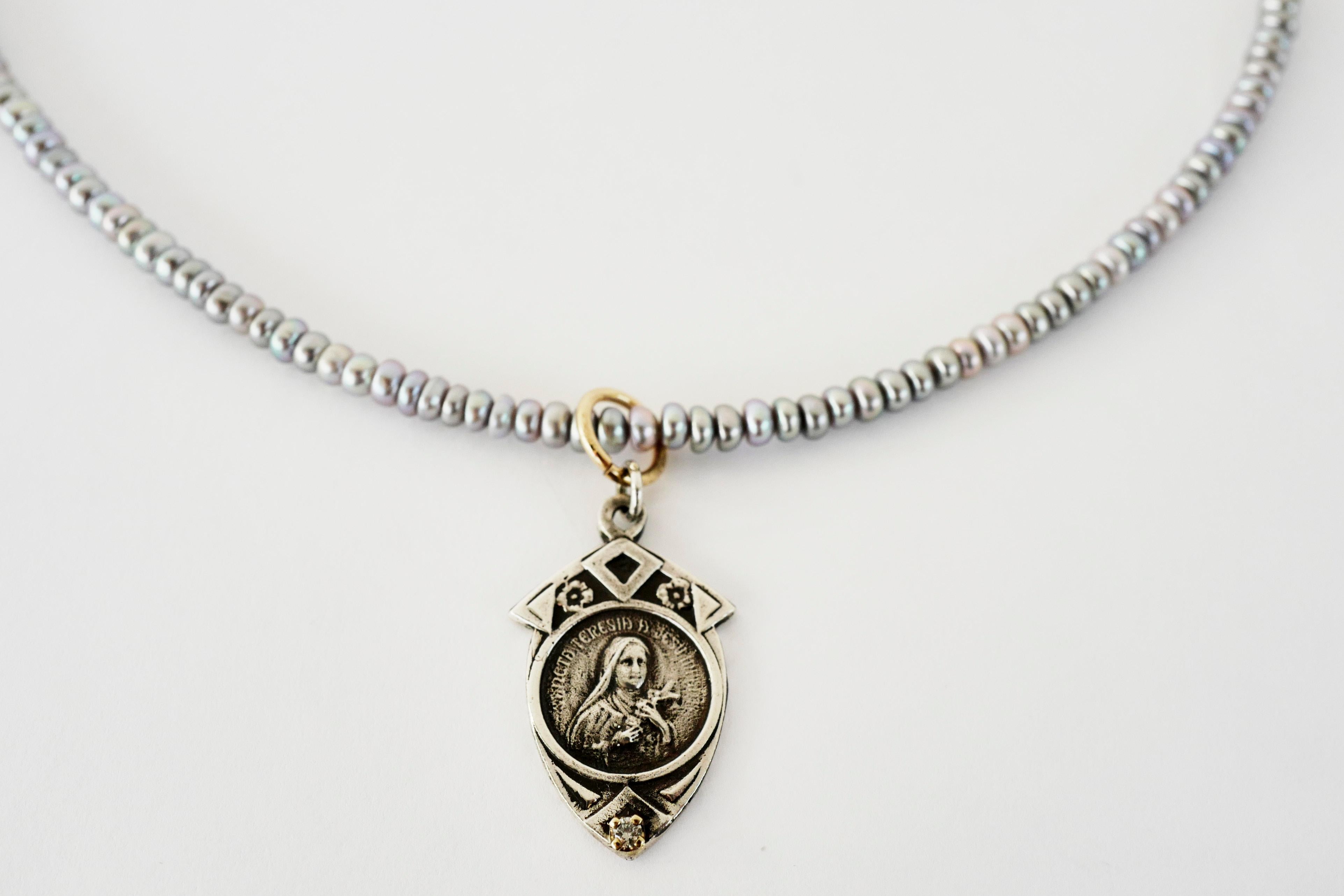 Medaille Jungfrau Maria Halskette Perle Silber Anhänger Perle Türkis J Dauphin im Zustand „Neu“ im Angebot in Los Angeles, CA