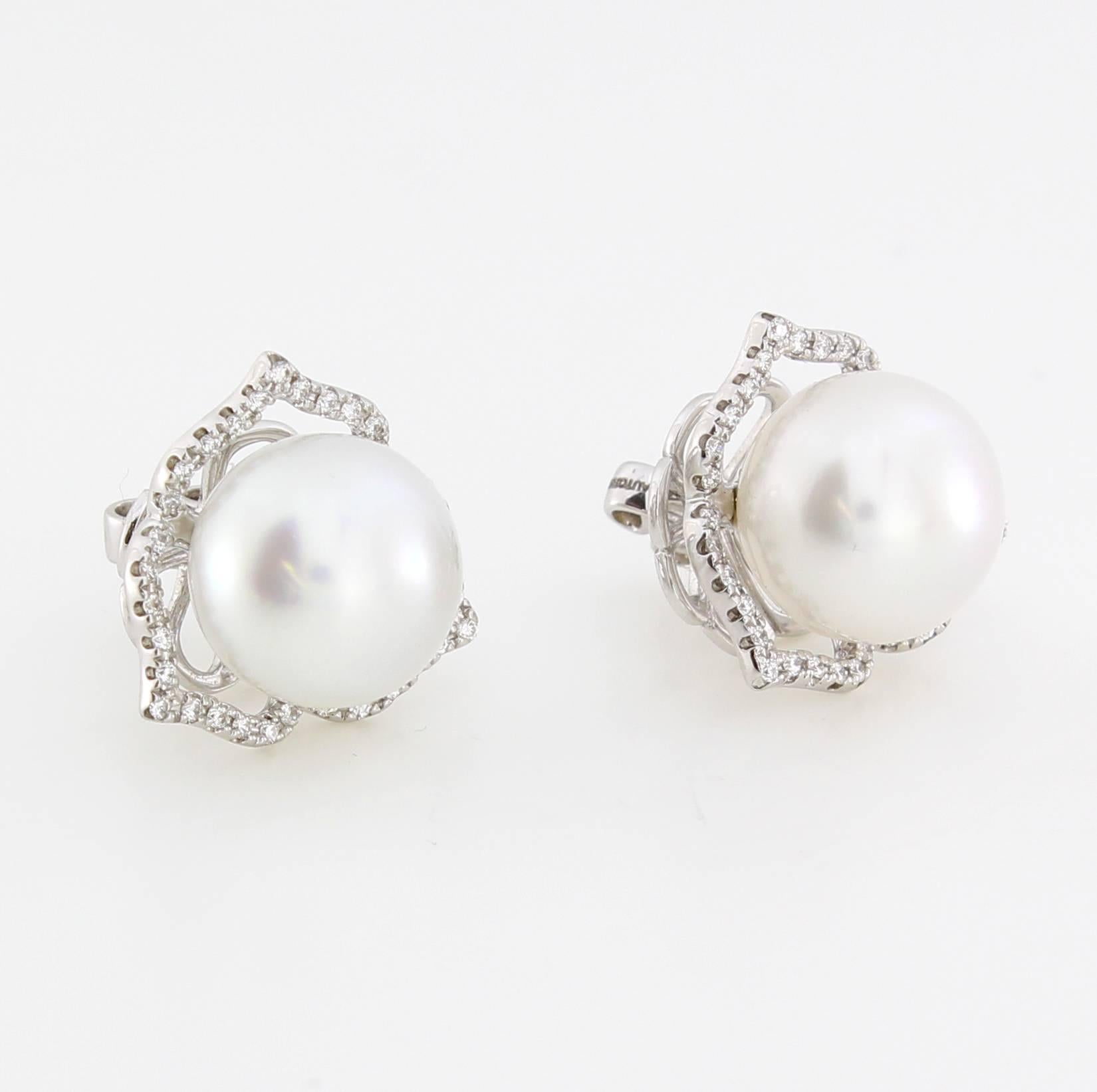 The 3 Point Stud Earrings are from the AUTORE Timeless Collection.
This piece is crafted in 18k White Gold with White Diamonds (H SL1 0.414ct Brilliant Cut) with 12mm High Button White South Sea Pearls. 