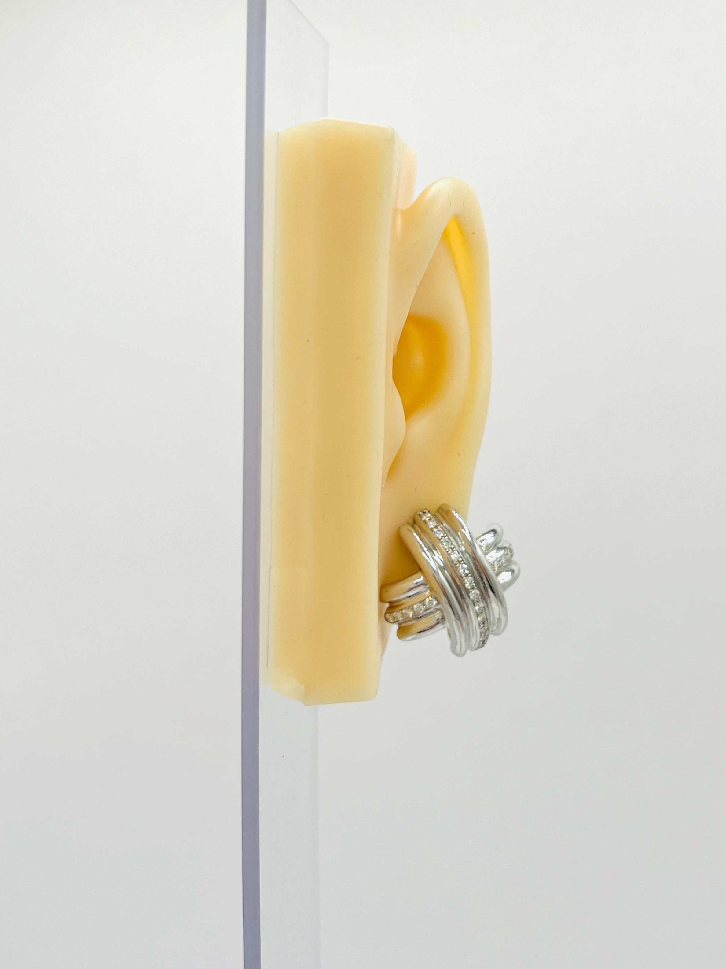 Bellissimi tondi di diamante da 1.00 ct. di buona qualità, bianchi e luminosi.  Realizzato a mano in oro bianco 18 carati.