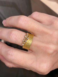 Anello con diamante bianco e oro giallo scolpito, Barbara Heinrich 2025