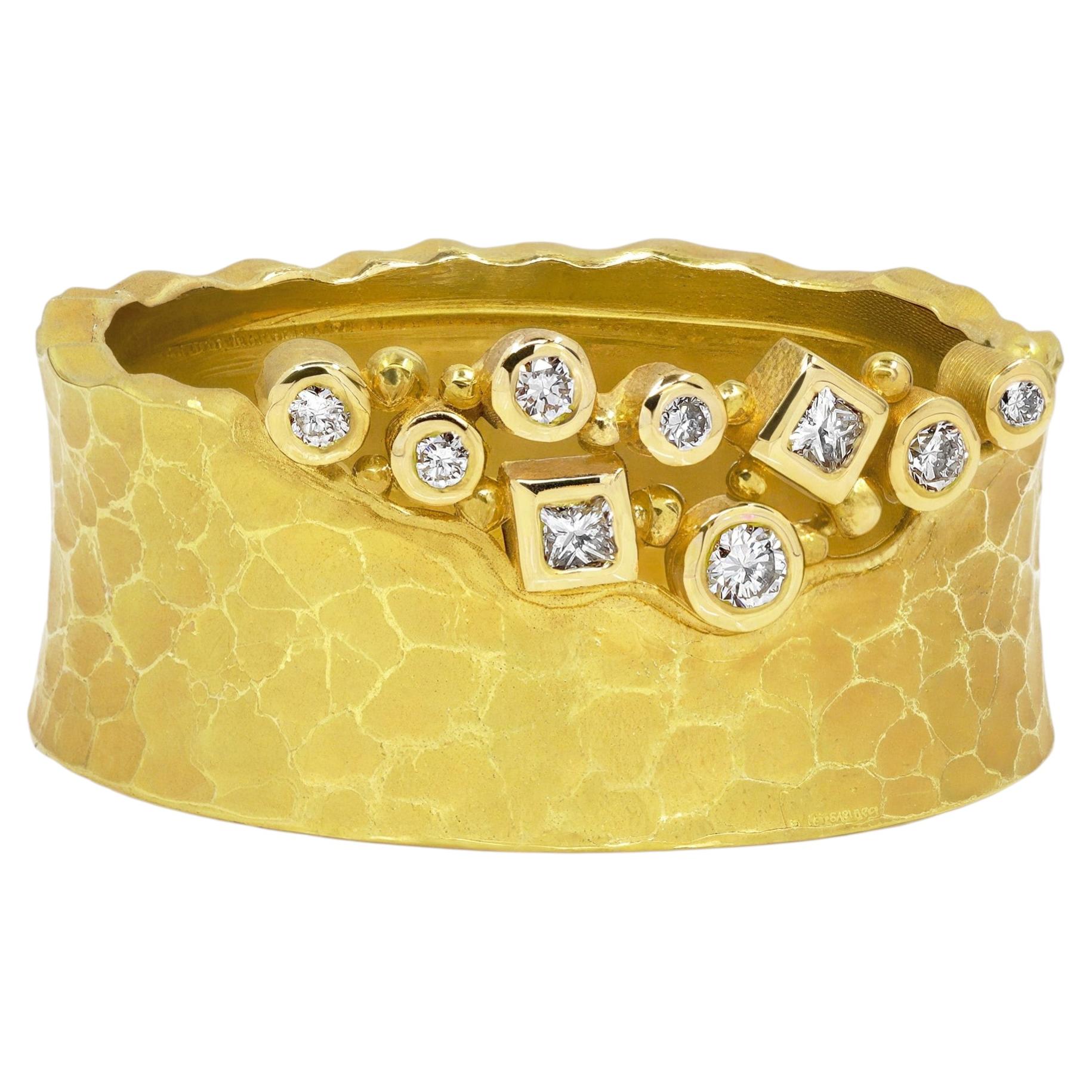 Bague Glacier sculpté en or jaune et diamant blanc, Barbara Heinrich 2025