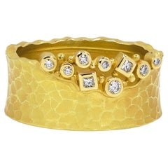 Anello con diamante bianco e oro giallo scolpito, Barbara Heinrich 2025