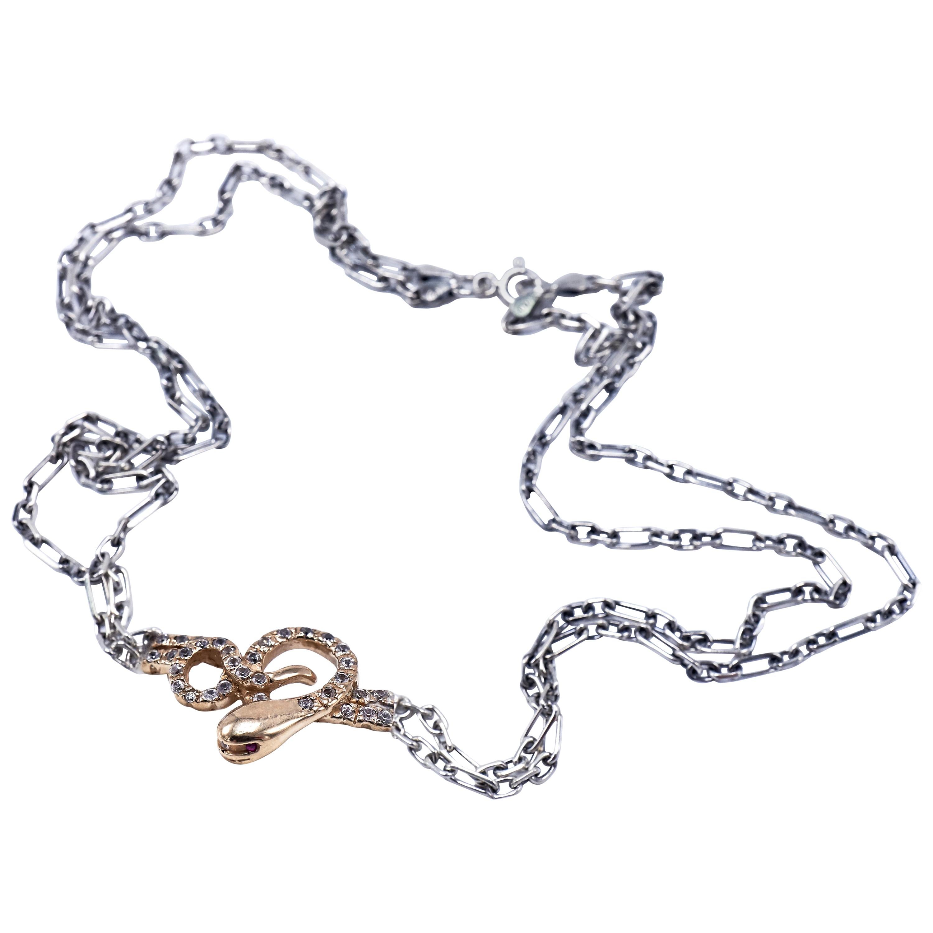 Collier ras du cou à double chaîne en argent avec diamants blancs, or jaune et yeux de serpent en rubis en vente