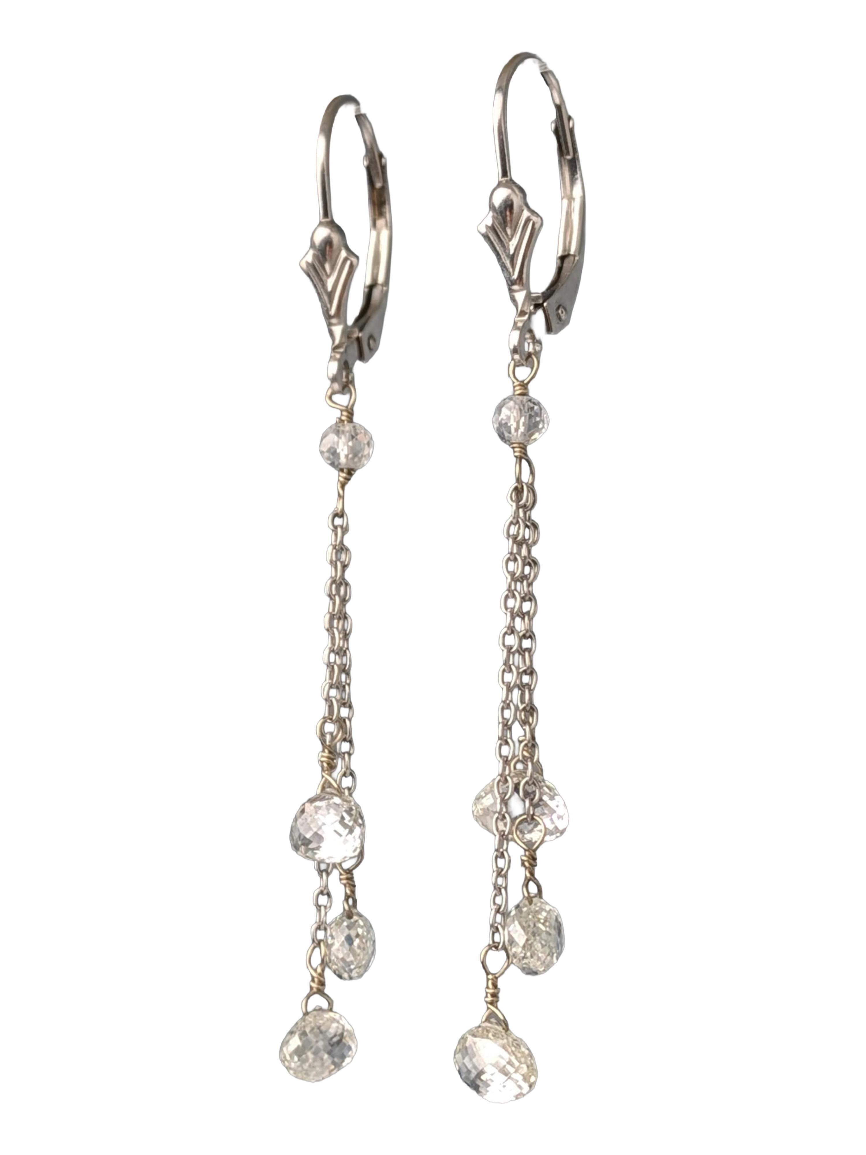 Éthérées et élégantes, ces boucles d'oreilles présentent une cascade de briolettes de diamants blancs étincelants, chacune enveloppée à la main dans un fil d'or blanc 14 carats. Les diamants captent et reflètent magnifiquement la lumière à chaque