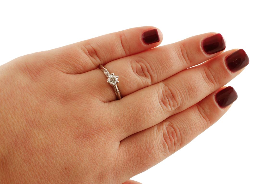 Brilliant Cut White Diamonds, 18 Karat White Gold Engagement Ring For Sale