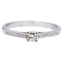 Bague de fiançailles en or blanc 18 carats et diamants blancs
