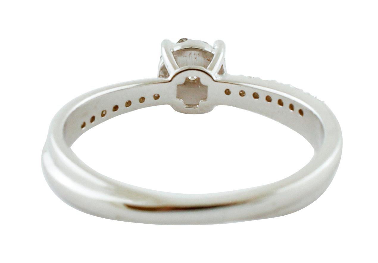 Moderne Bague de fiançailles/solitaire en or blanc 18 carats et diamants blancs en vente