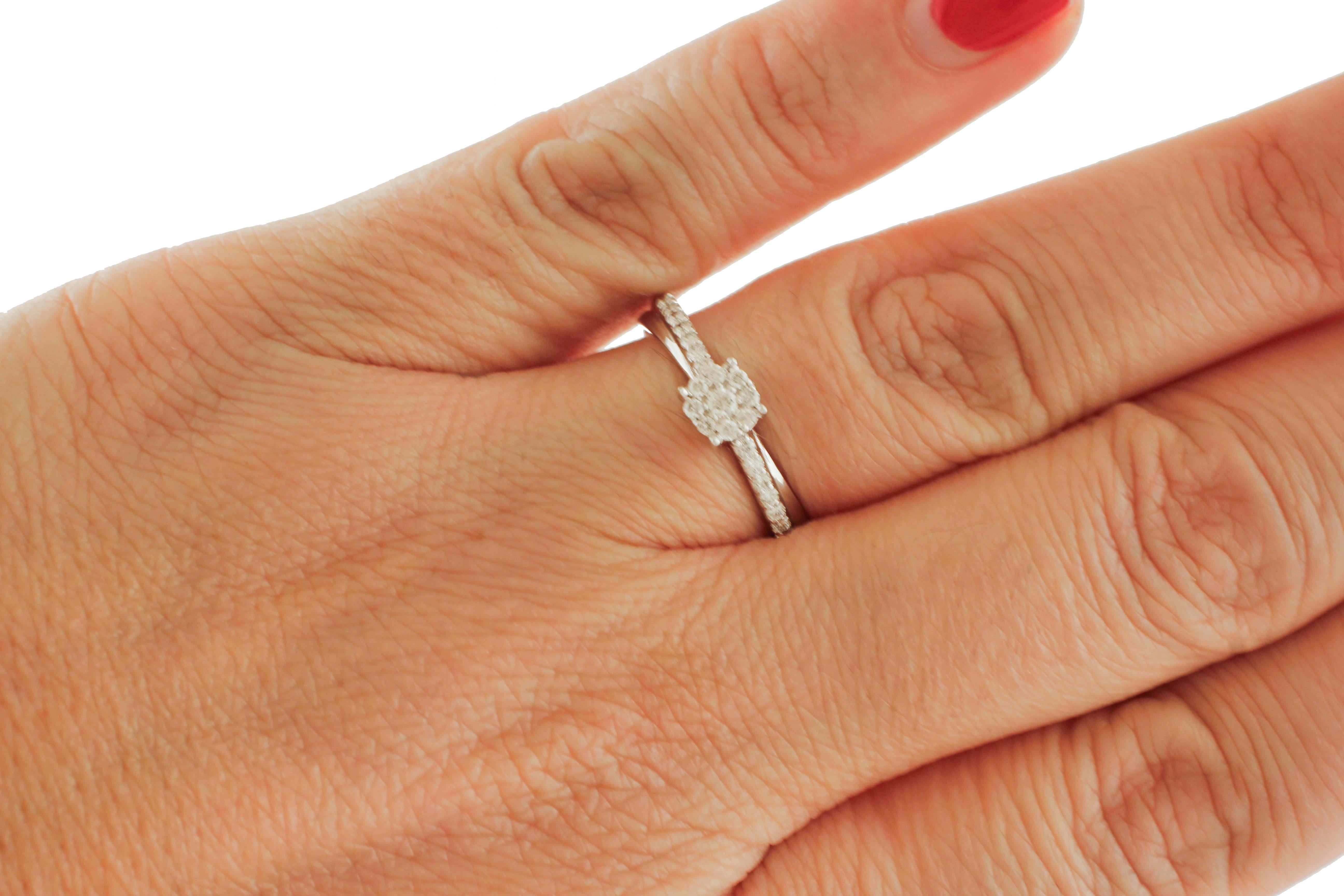 Verlobungs-/Solitaire-Ring mit weißen Diamanten, 18 Karat Weißgold im Zustand „Hervorragend“ im Angebot in Marcianise, Marcianise (CE)