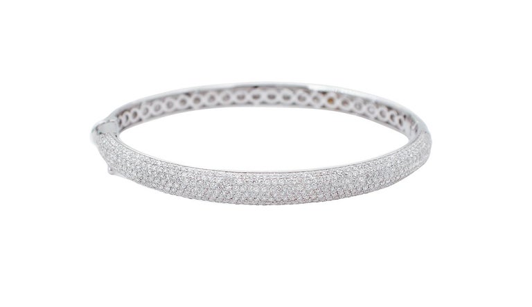 Unique Modern/cuff bracelet realized in 18kt white gold structure and embellished with 4.62 ct of white diamonds.
This bracelet was totally handmade by Italian master goldsmiths and it is in perfect conditions.
Diamonds 4.62 ct 
Total Weight 19.90 g
