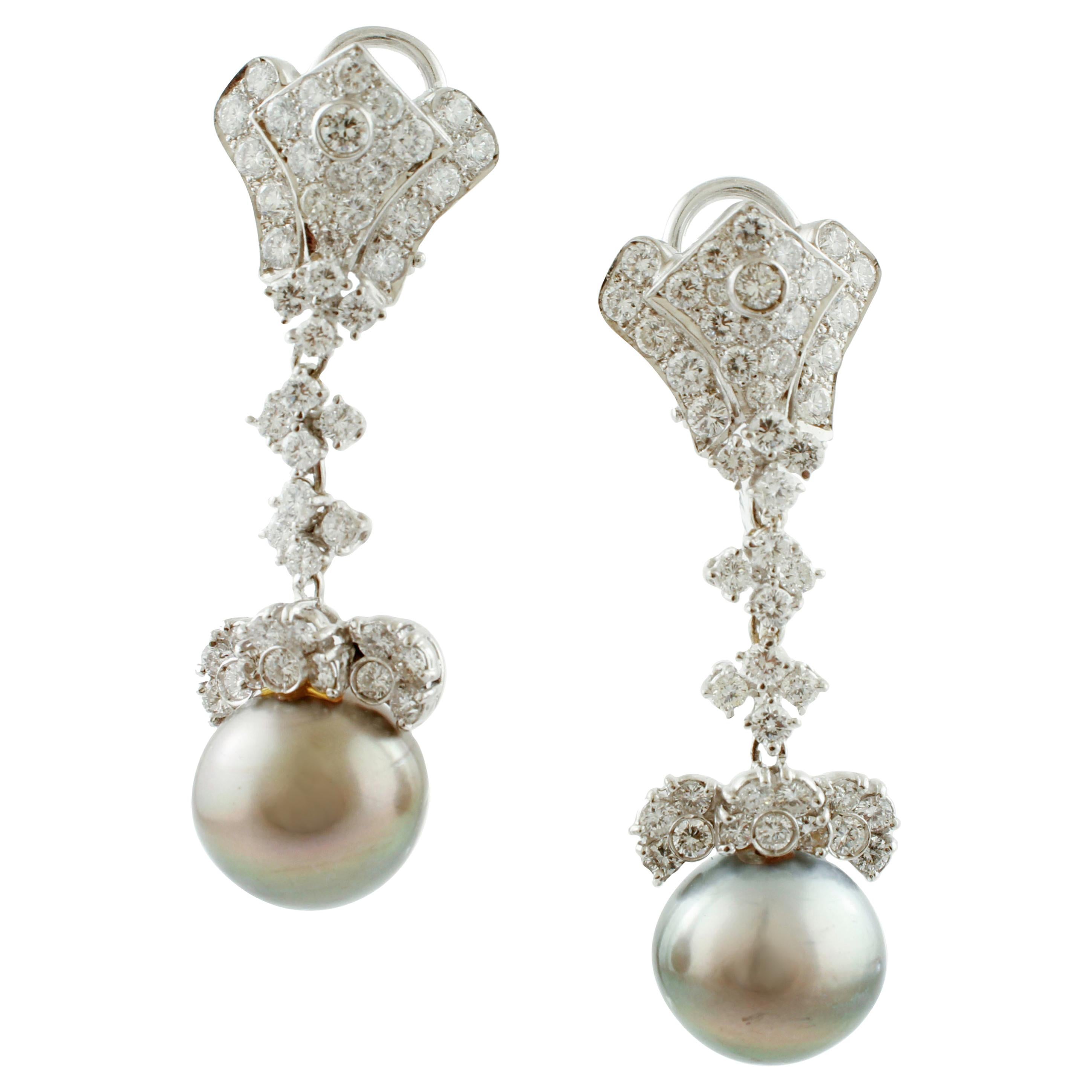 Diamants blancs, perles des mers du sud de 40 carats, boucles d'oreilles clip-on/drop en or 18 carats en vente