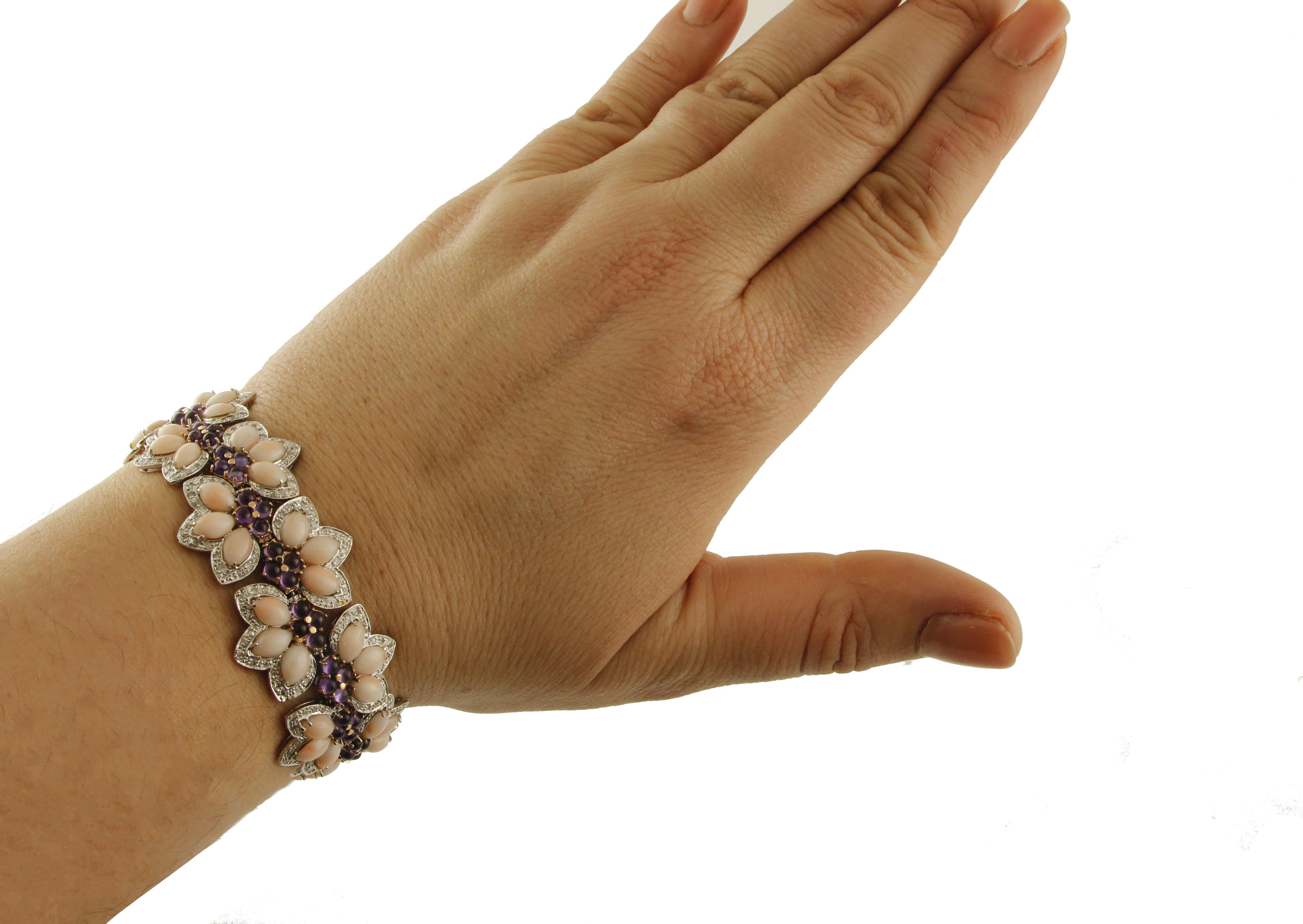 Bracelet fleurs en or blanc et rose avec diamants blancs, améthystes et gouttes de corail rose en vente 1