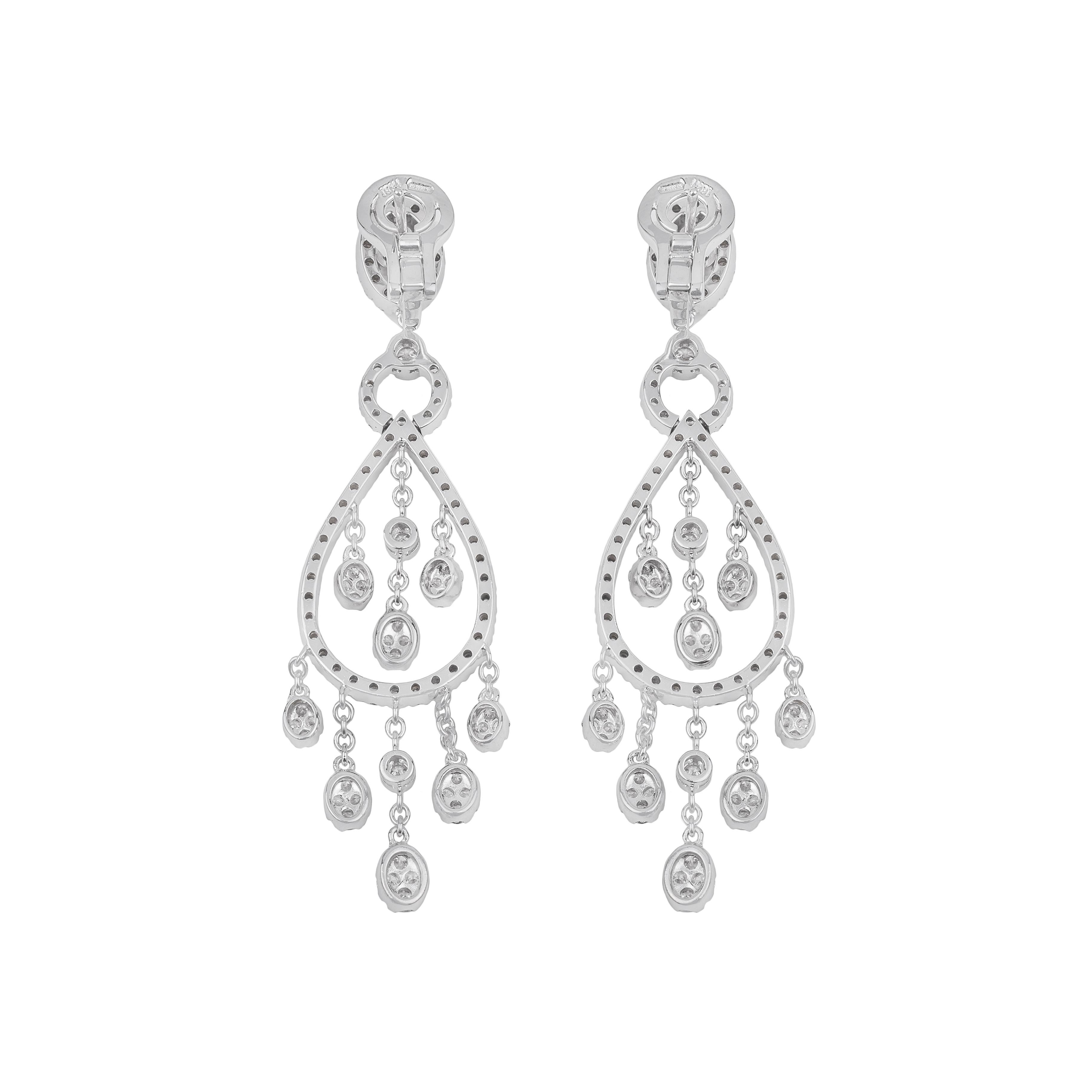 Contemporary White Diamonds and 18k White Gold Dangle Earrings For Sale