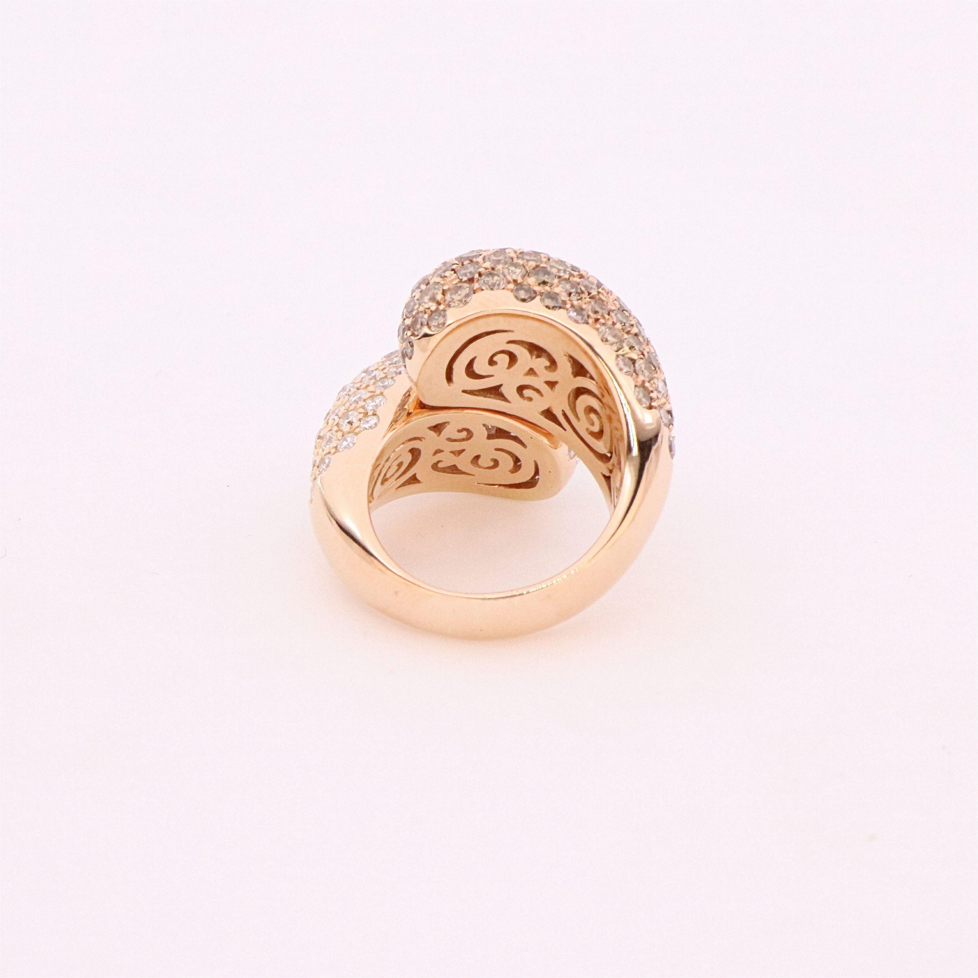 Artisan White diamonds and brown diamonds contrariè Cocktail Ring in 18K Rose Gold For Sale