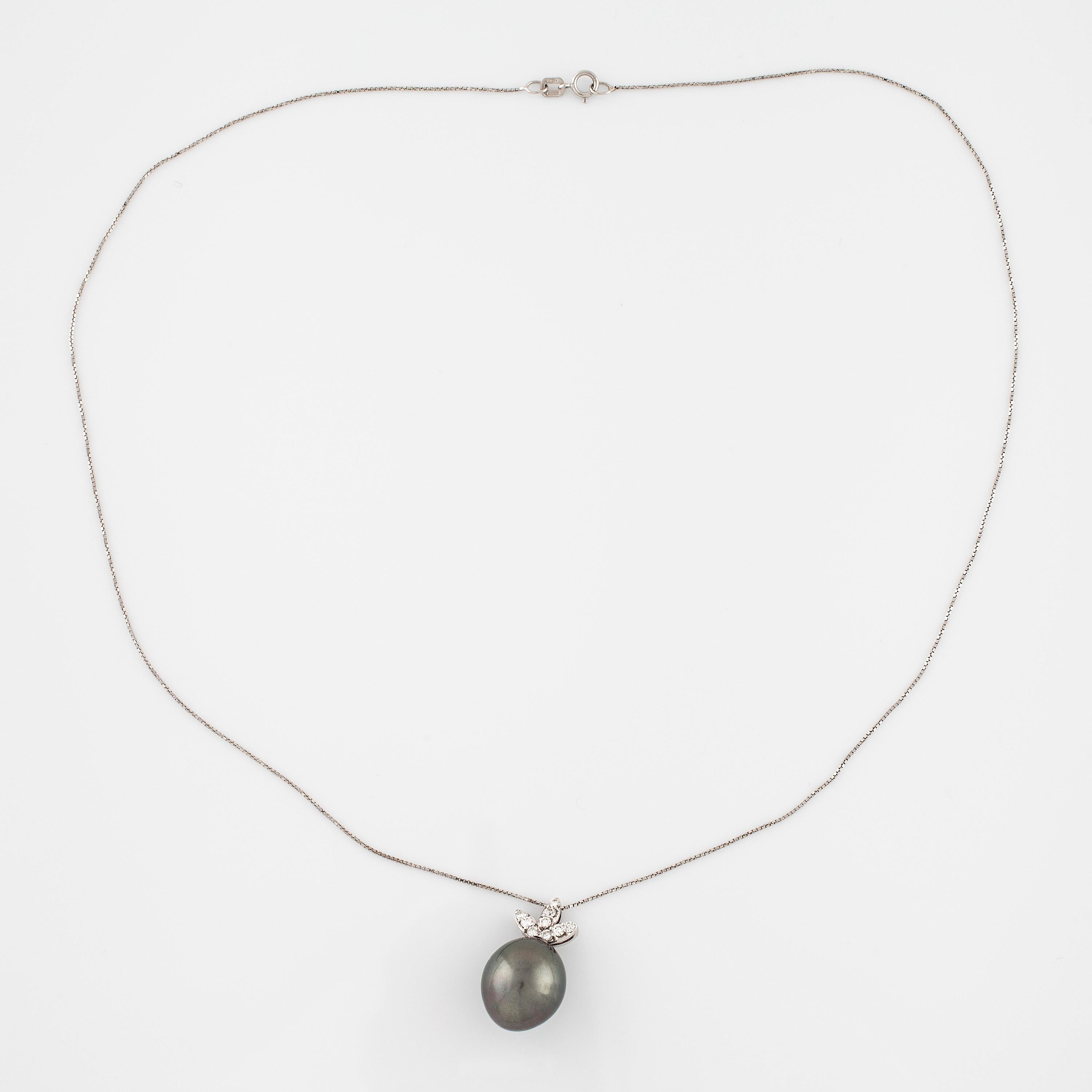 Wonderful and classic necklace in 18K white gold with a thin chain and a tasteful pendant. The pendant has a cultured Tahitian pearl in a beautiful color and brilliant cut diamonds. The necklace is perfect for all types of occasions and has a