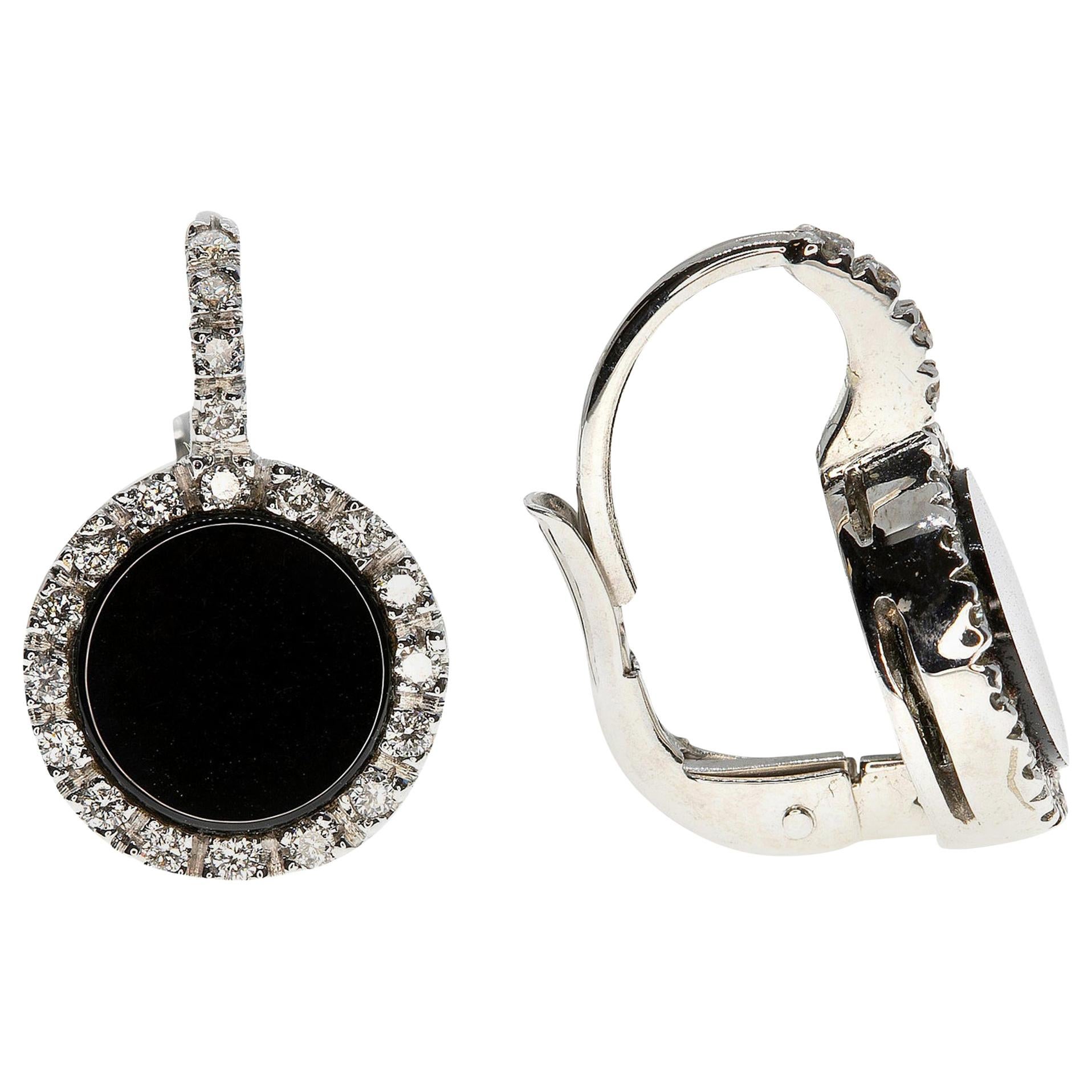 Zeitgenössische Frühlings-Clip-Ohrringe aus 18 Karat Gold mit Onyx und weißen Diamanten