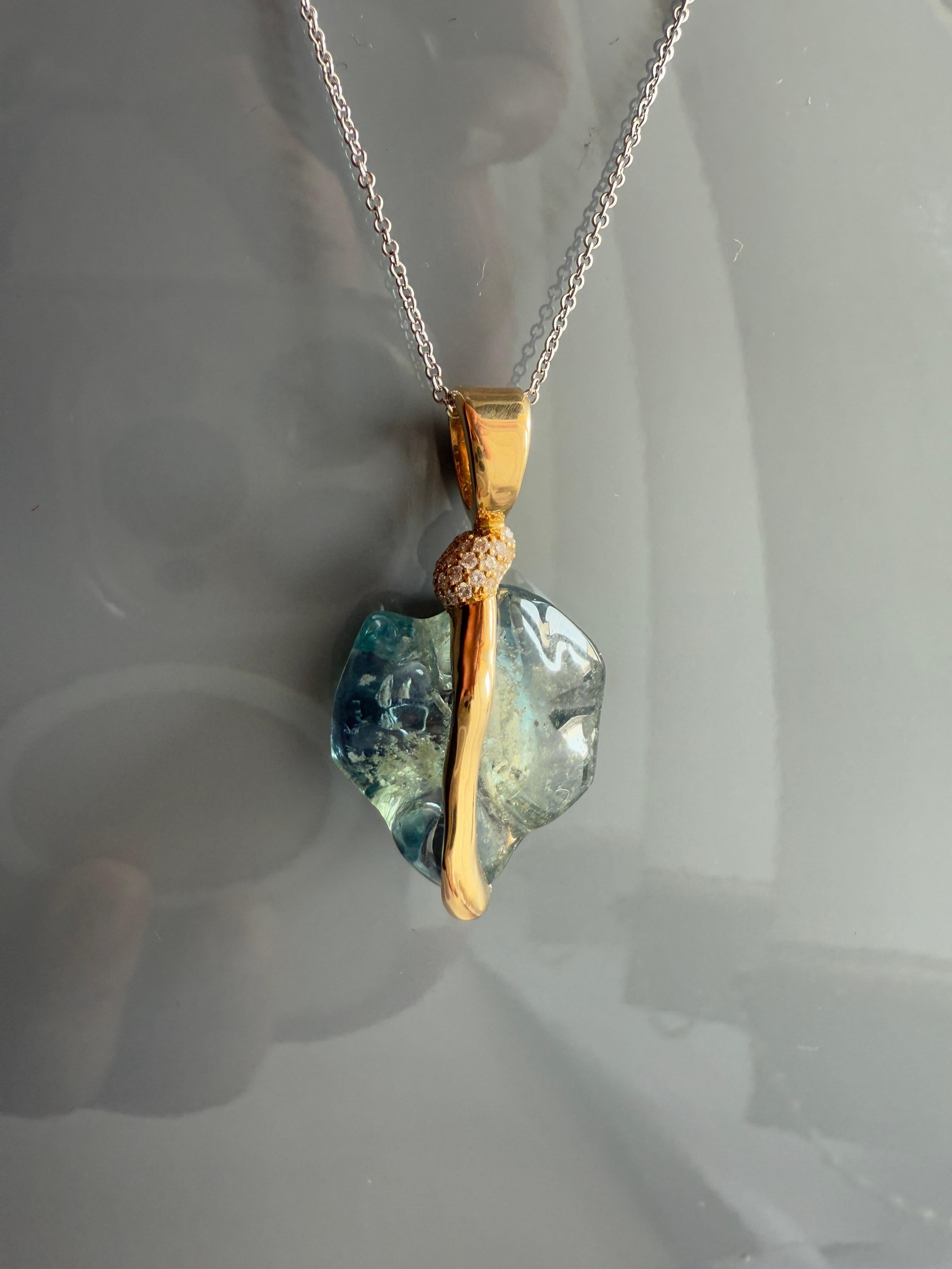 Pendentif en or jaune 18k diamants blancs et saphir bleu non taillé en vente 7