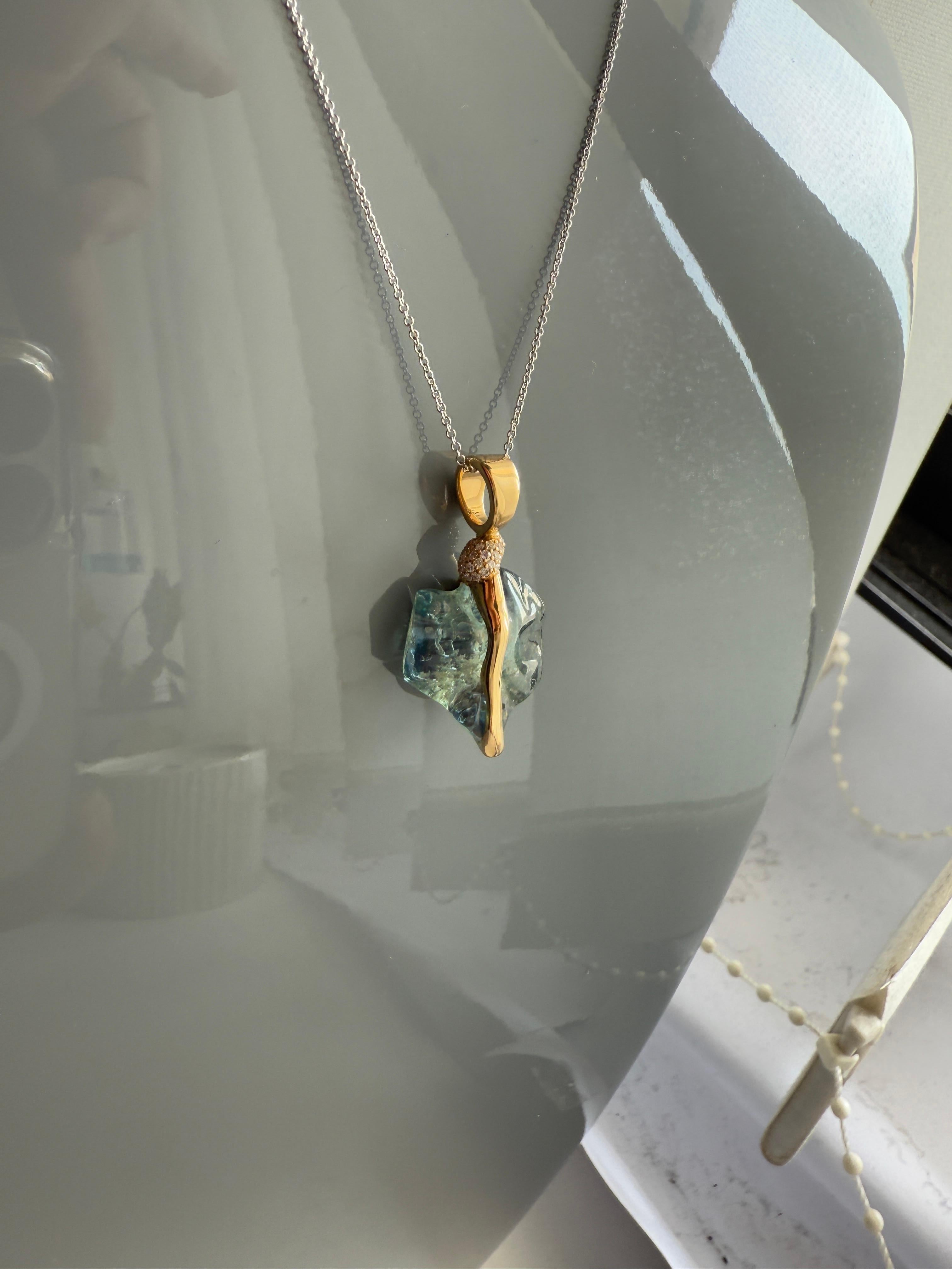 Pendentif en or jaune 18k diamants blancs et saphir bleu non taillé en vente 8