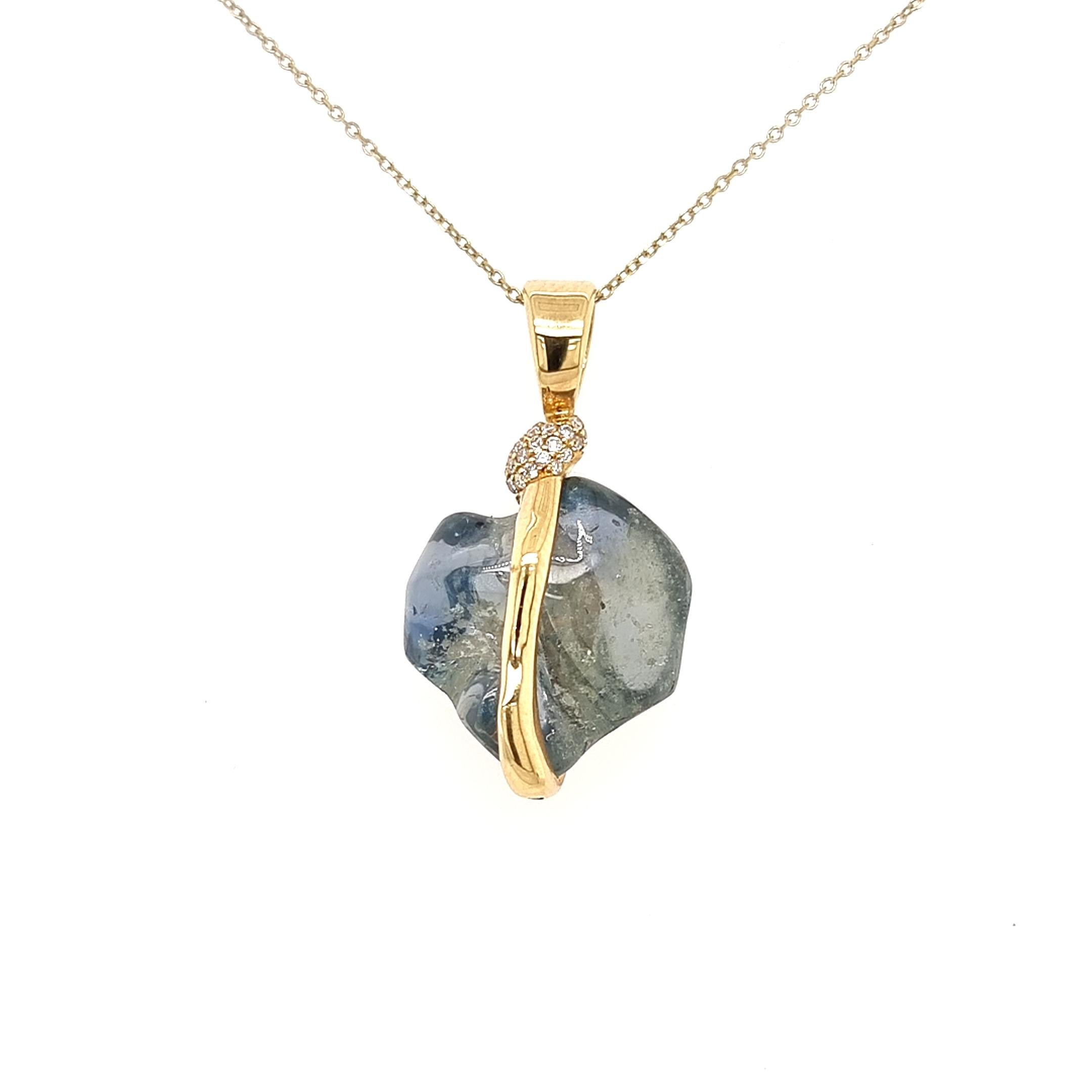 Non taillé Pendentif en or jaune 18k diamants blancs et saphir bleu non taillé en vente