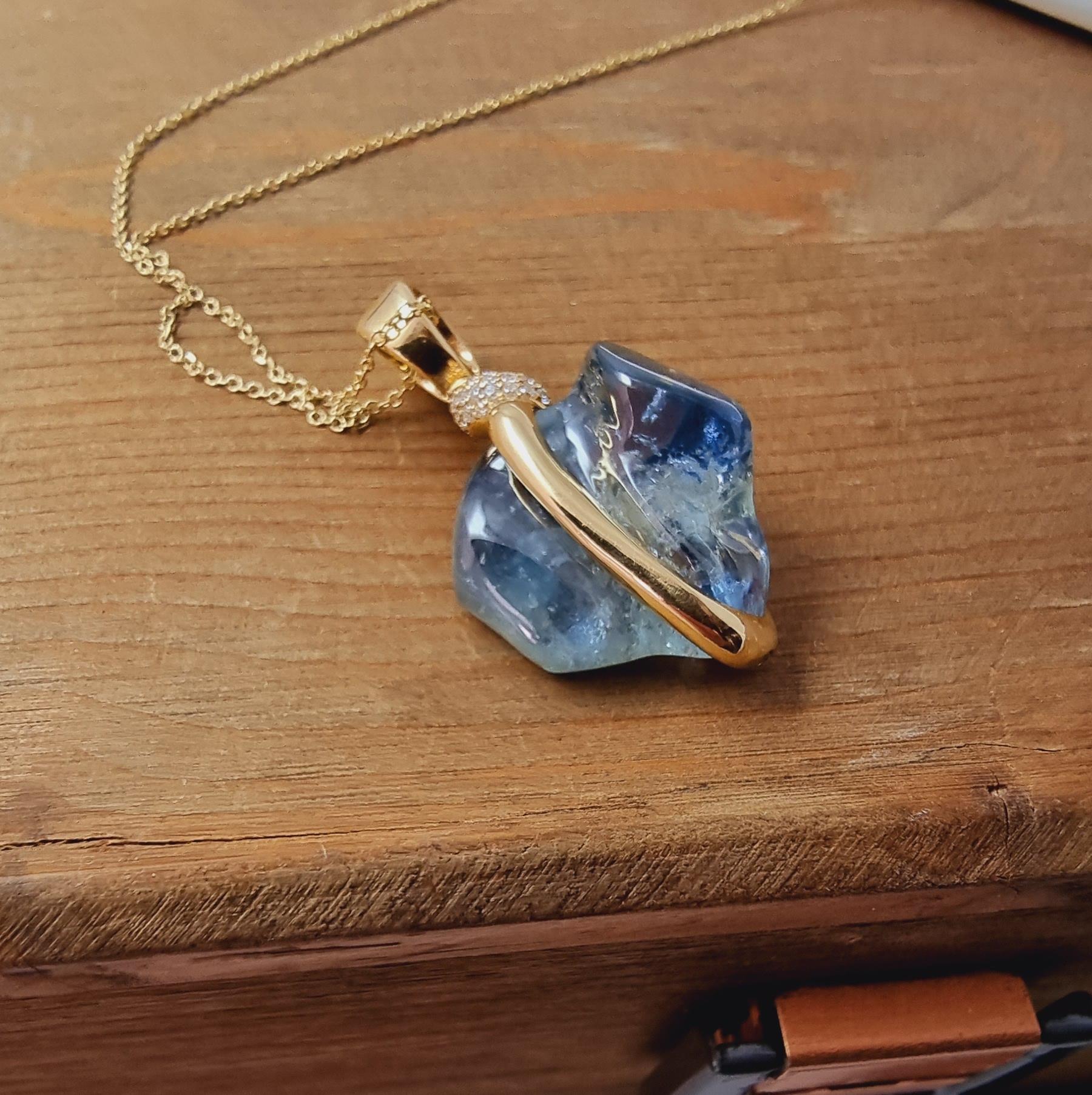 Pendentif en or jaune 18k diamants blancs et saphir bleu non taillé Neuf - En vente à ประเวศ, TH