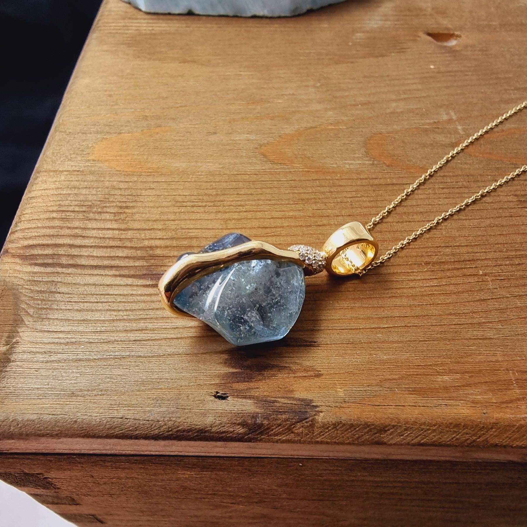 Pendentif en or jaune 18k diamants blancs et saphir bleu non taillé Pour femmes en vente