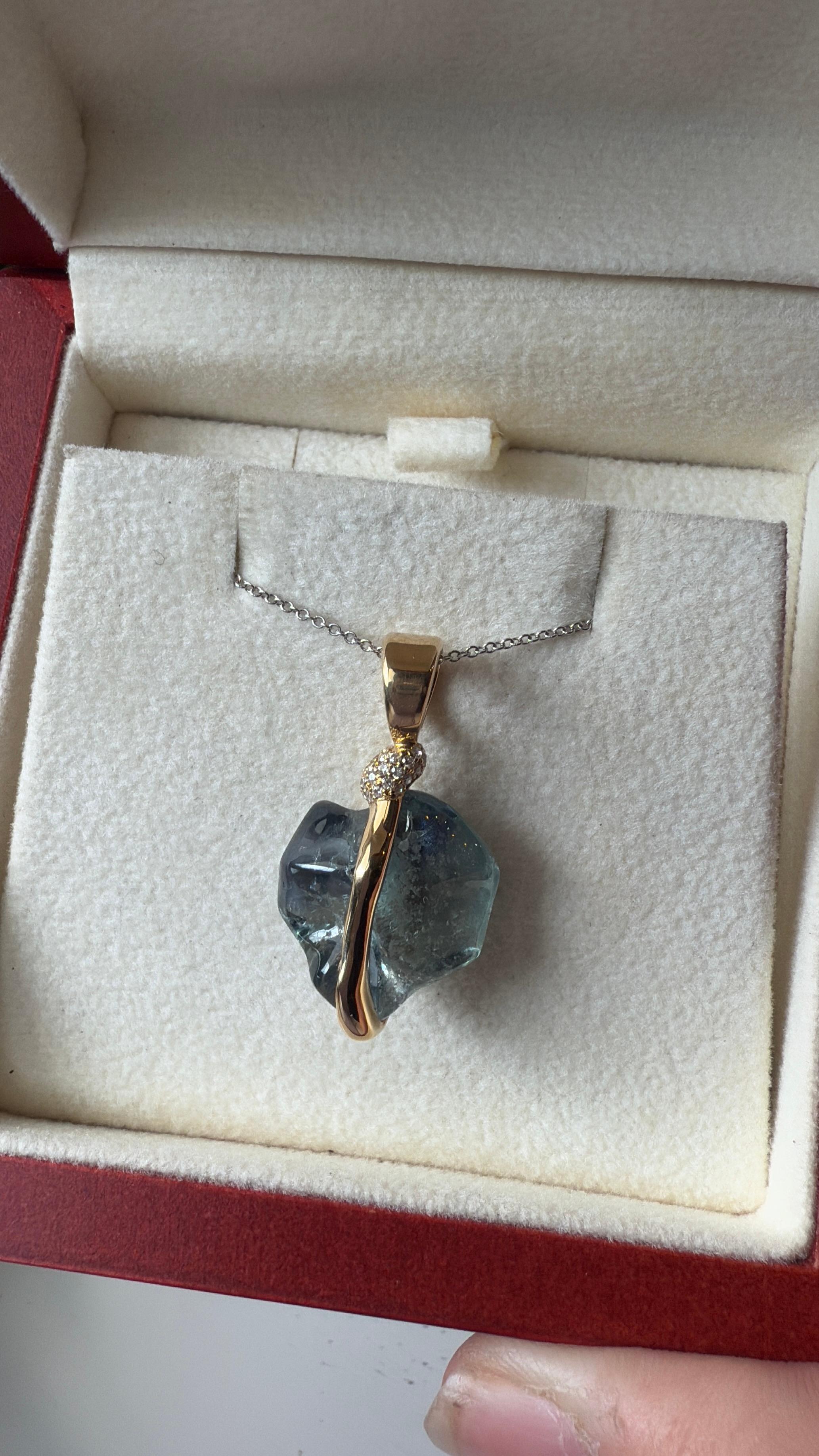 Pendentif en or jaune 18k diamants blancs et saphir bleu non taillé en vente 1