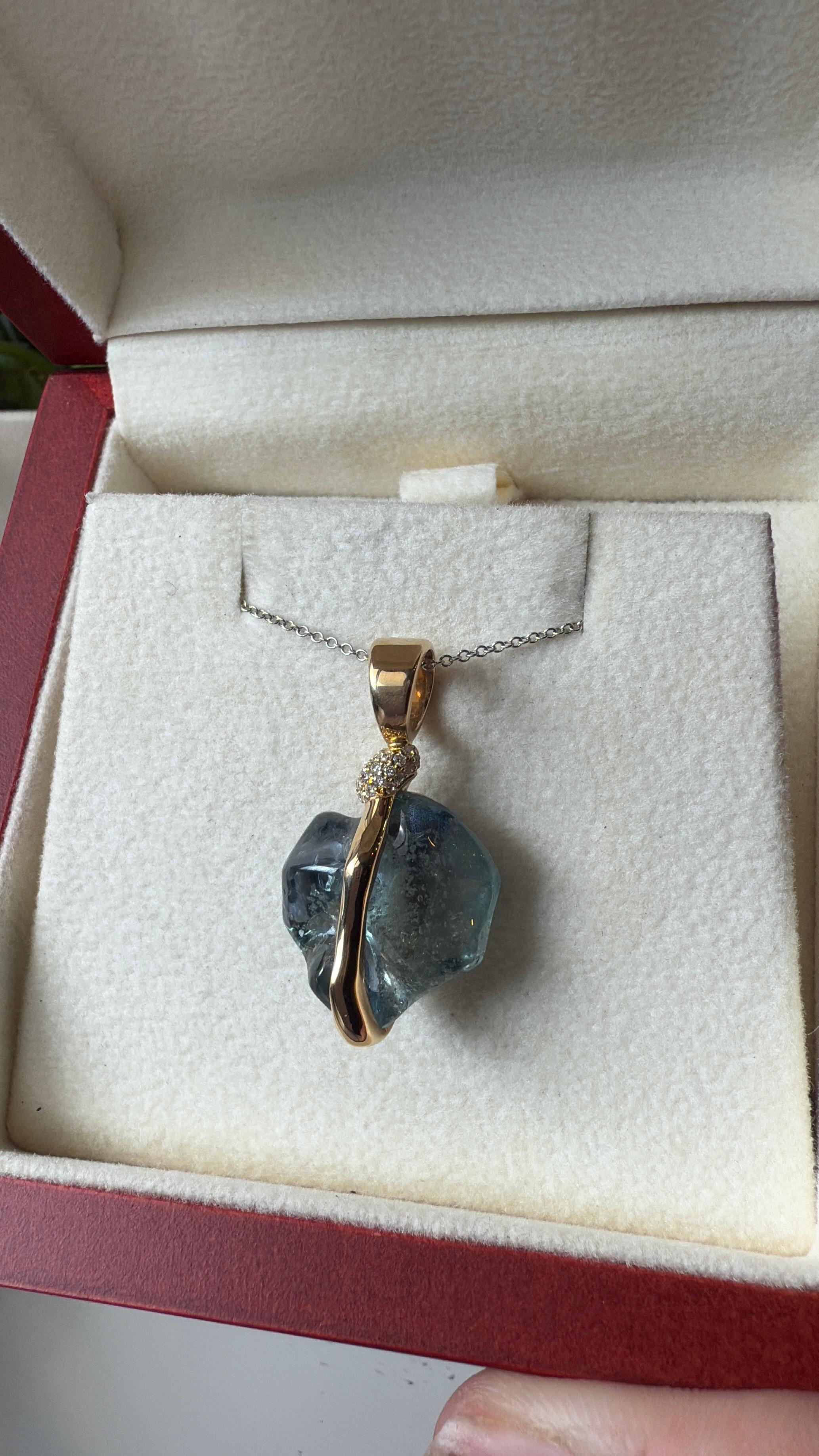 Pendentif en or jaune 18k diamants blancs et saphir bleu non taillé en vente 2
