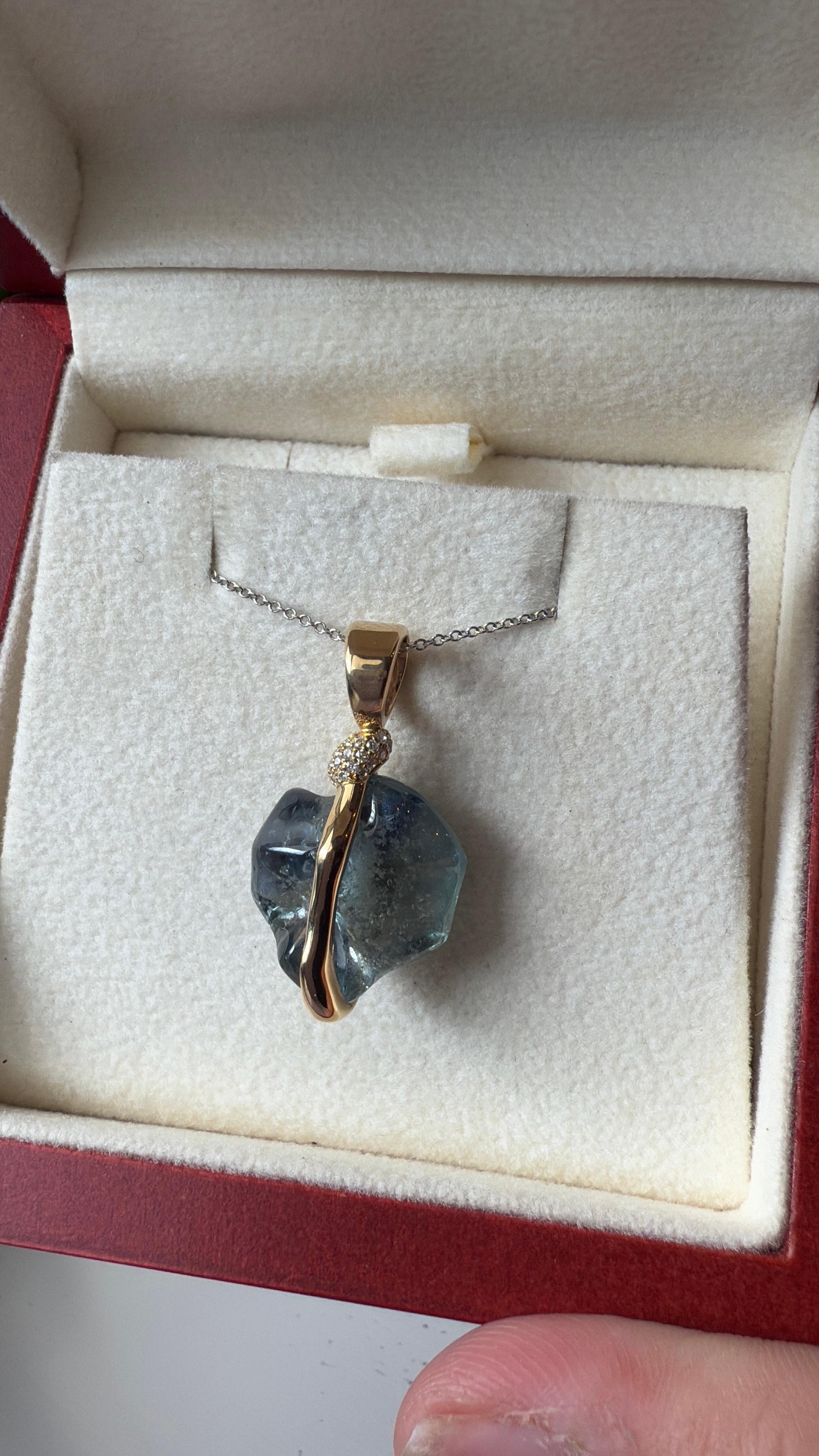 Pendentif en or jaune 18k diamants blancs et saphir bleu non taillé en vente 3