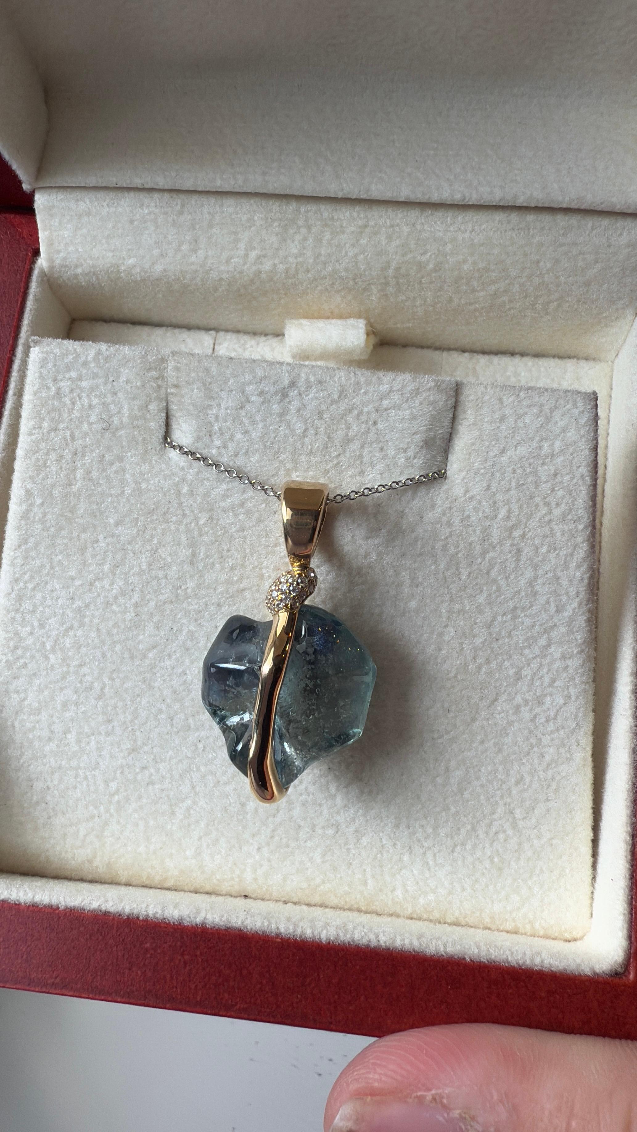 Pendentif en or jaune 18k diamants blancs et saphir bleu non taillé en vente 4